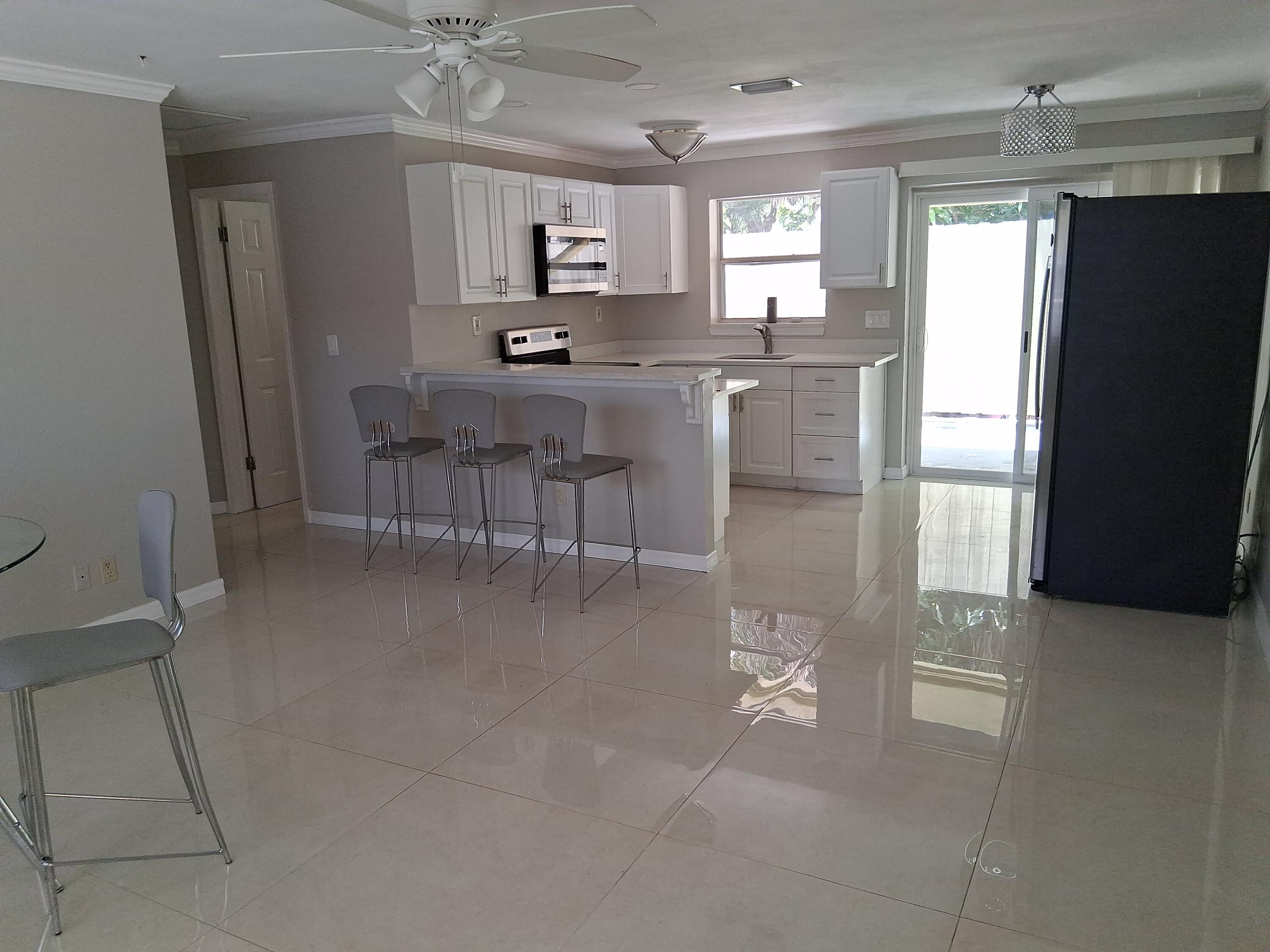 Foto de propiedad en 212 Palmetto Drive, Lake Park, FL 33403 Lake Park con MLS# 