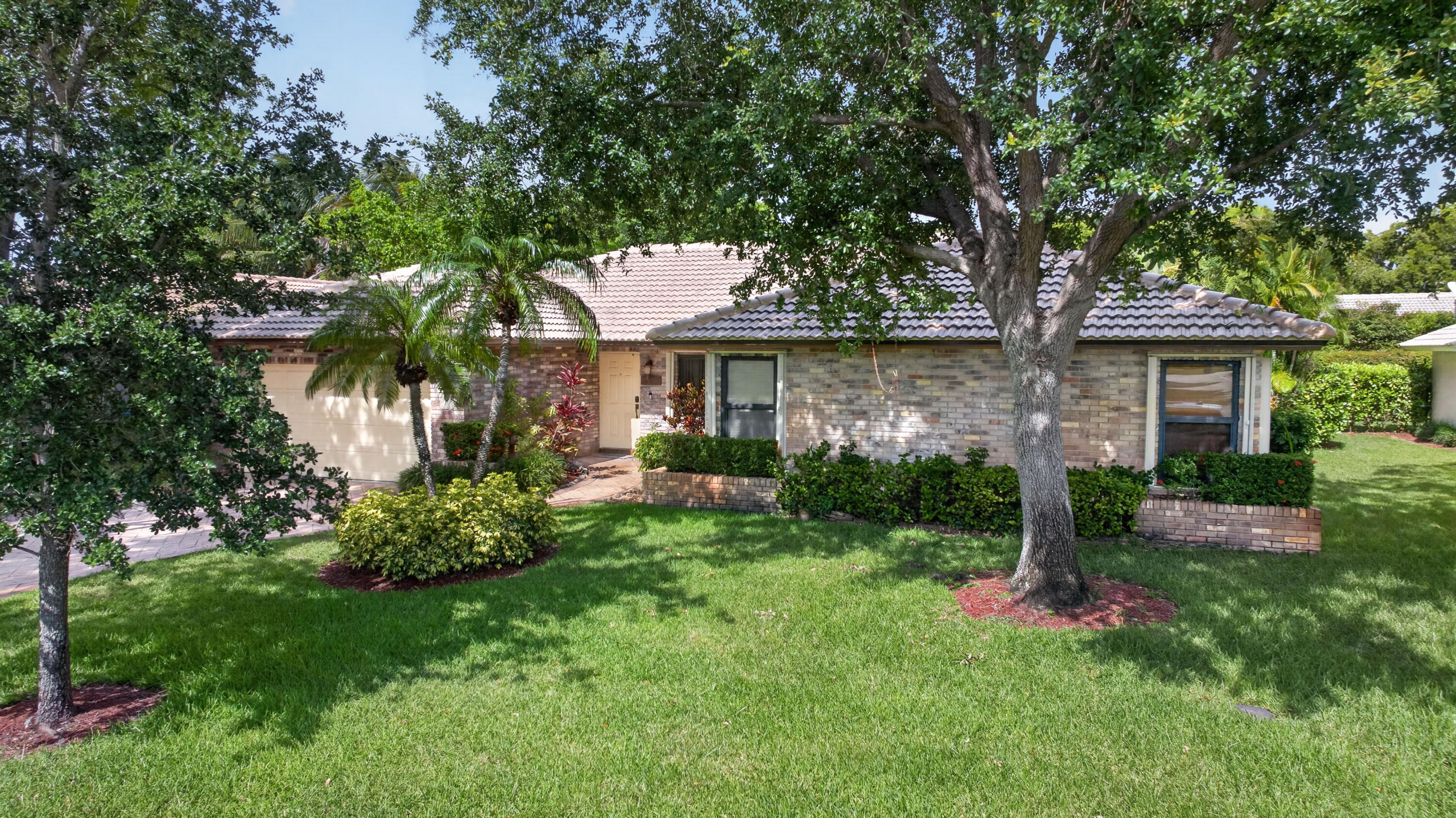 Foto de propiedad en 1311 NW 111th Way, Coral Springs, FL 33071 Coral Springs con MLS# 