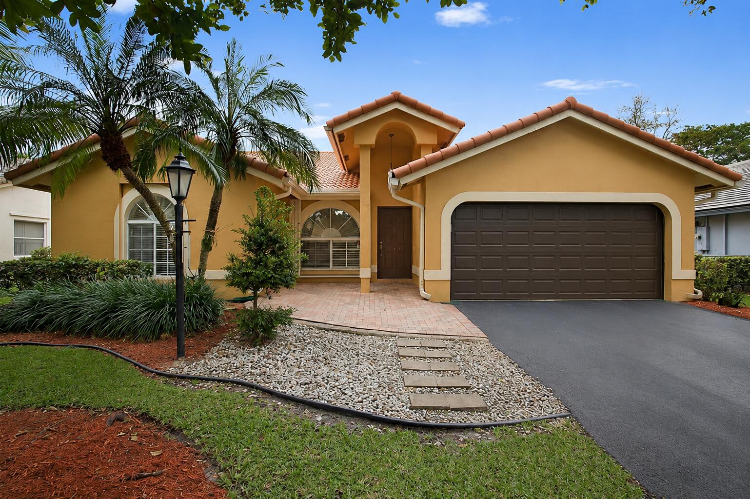 Foto de propiedad en 10325 NW 48th Court, Coral Springs, FL 33076 Coral Springs con MLS# 