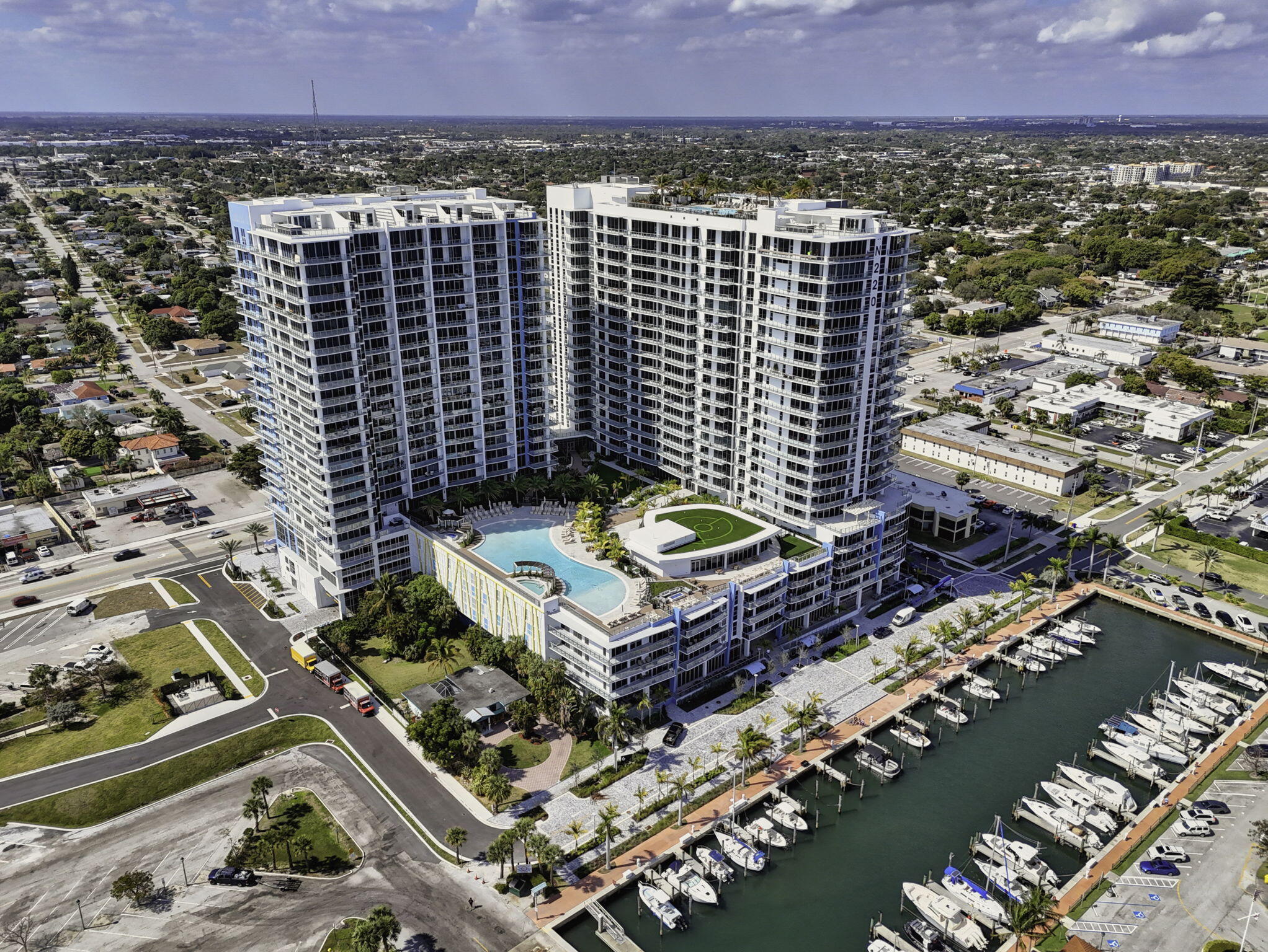 Foto de propiedad en 220 Lake Shore Drive 613, Lake Park, FL 33403 Lake Park con MLS# 
