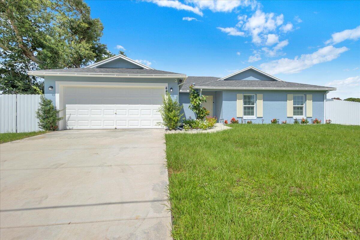 Foto de propiedad en 449 SE Whitmore Drive, Port St. Lucie, FL 34984 Port St. Lucie con MLS# 