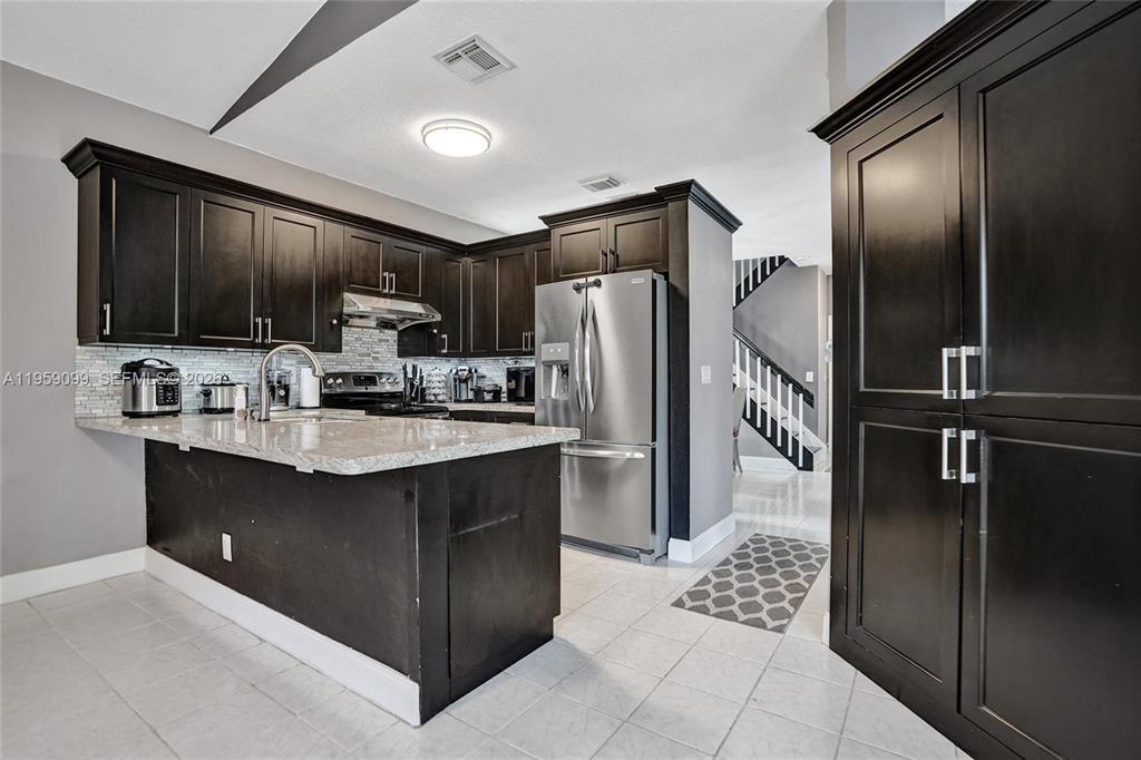 Foto de propiedad en 218 NW 75th Terrace, Plantation, FL 33317 Plantation con MLS# 