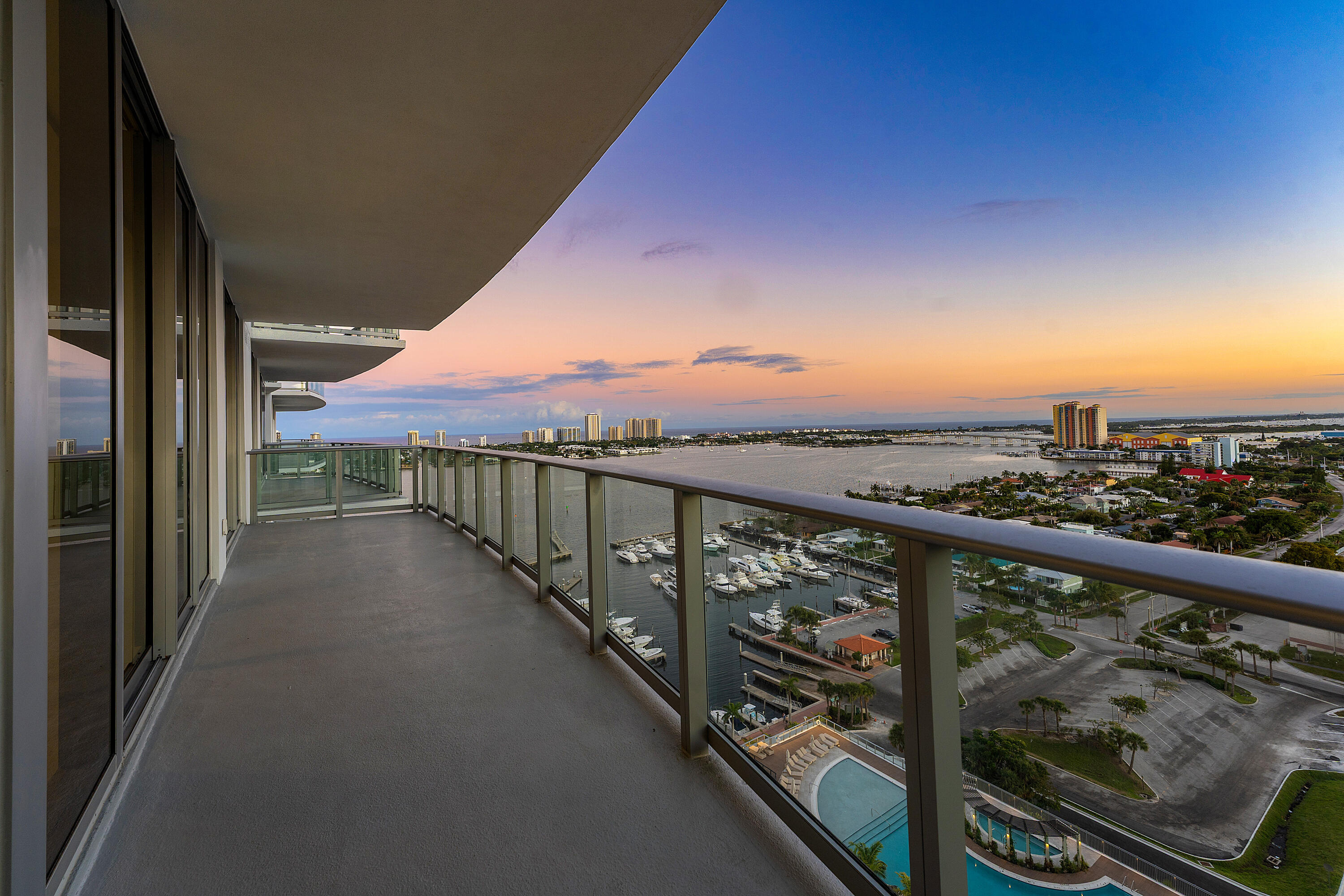 Foto de propiedad en 220 Lake Shore Drive 1911, Lake Park, FL 33403 Lake Park con MLS# 