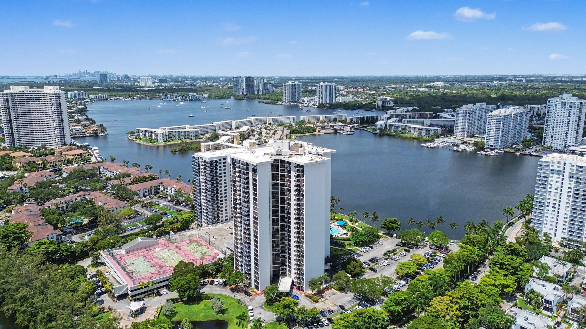 Foto de propiedad en 18181 NE 31st Court 1807, Aventura, FL 33160 Aventura con MLS# 