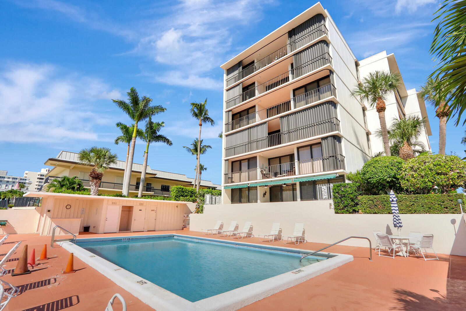 Foto de propiedad en 225 Beach Road 204, Tequesta, FL 33469 Tequesta con MLS# 