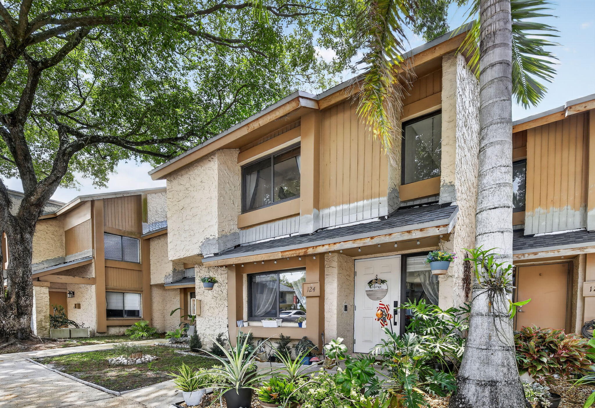 Foto de propiedad en 124 Wimbledon Lake Drive, Plantation, FL 33324 Plantation con MLS# 