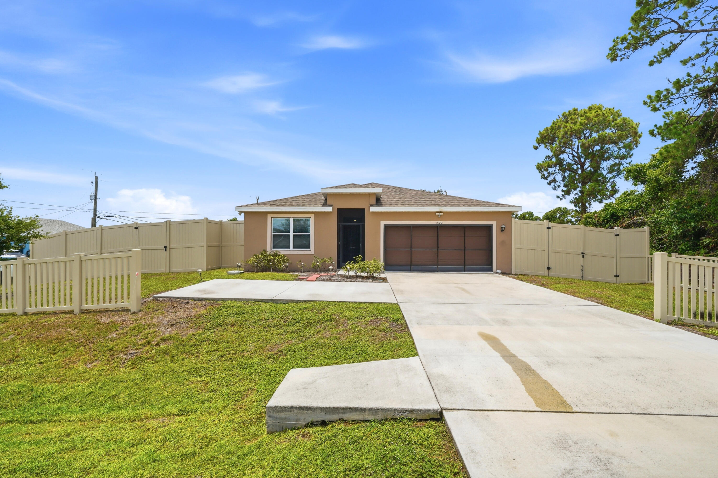 Foto de propiedad en 1572 SW Paar Drive, Port St. Lucie, FL 34953 Port St. Lucie con MLS# 