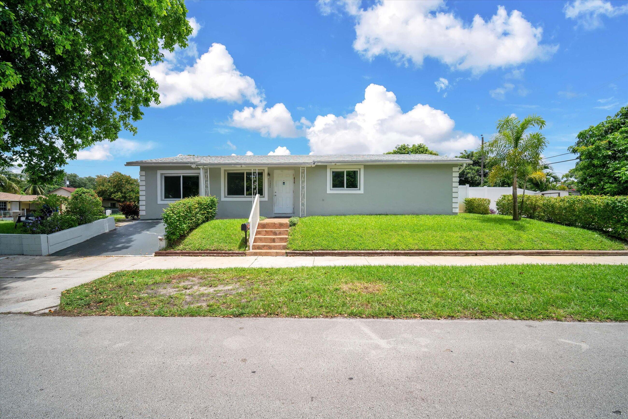 Foto de propiedad en 7321 Cody Street, Hollywood, FL 33024 Hollywood con MLS# 