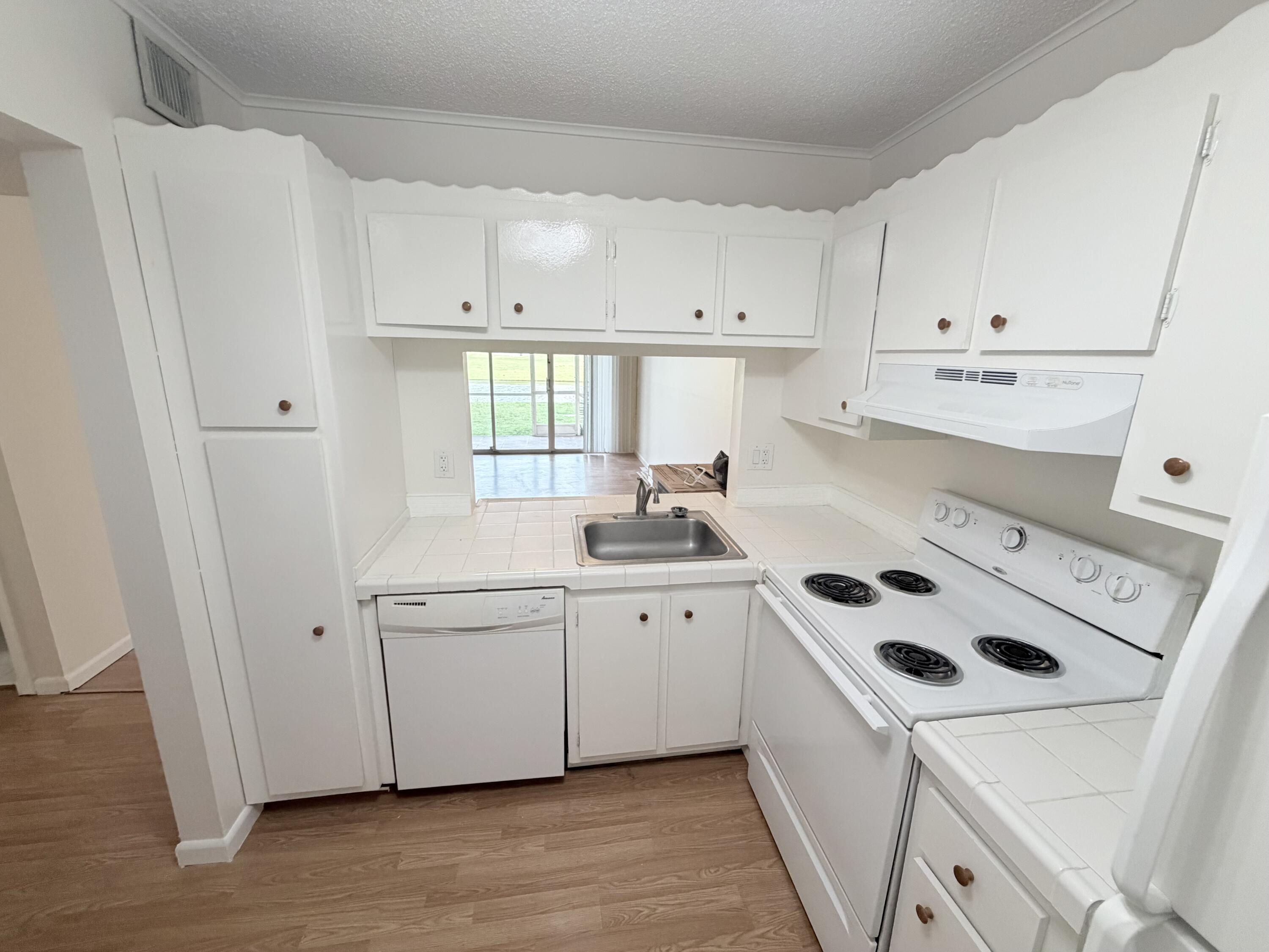 Foto de propiedad en 9230 Lagoon Place 110, Davie, FL 33324 Davie con MLS# 