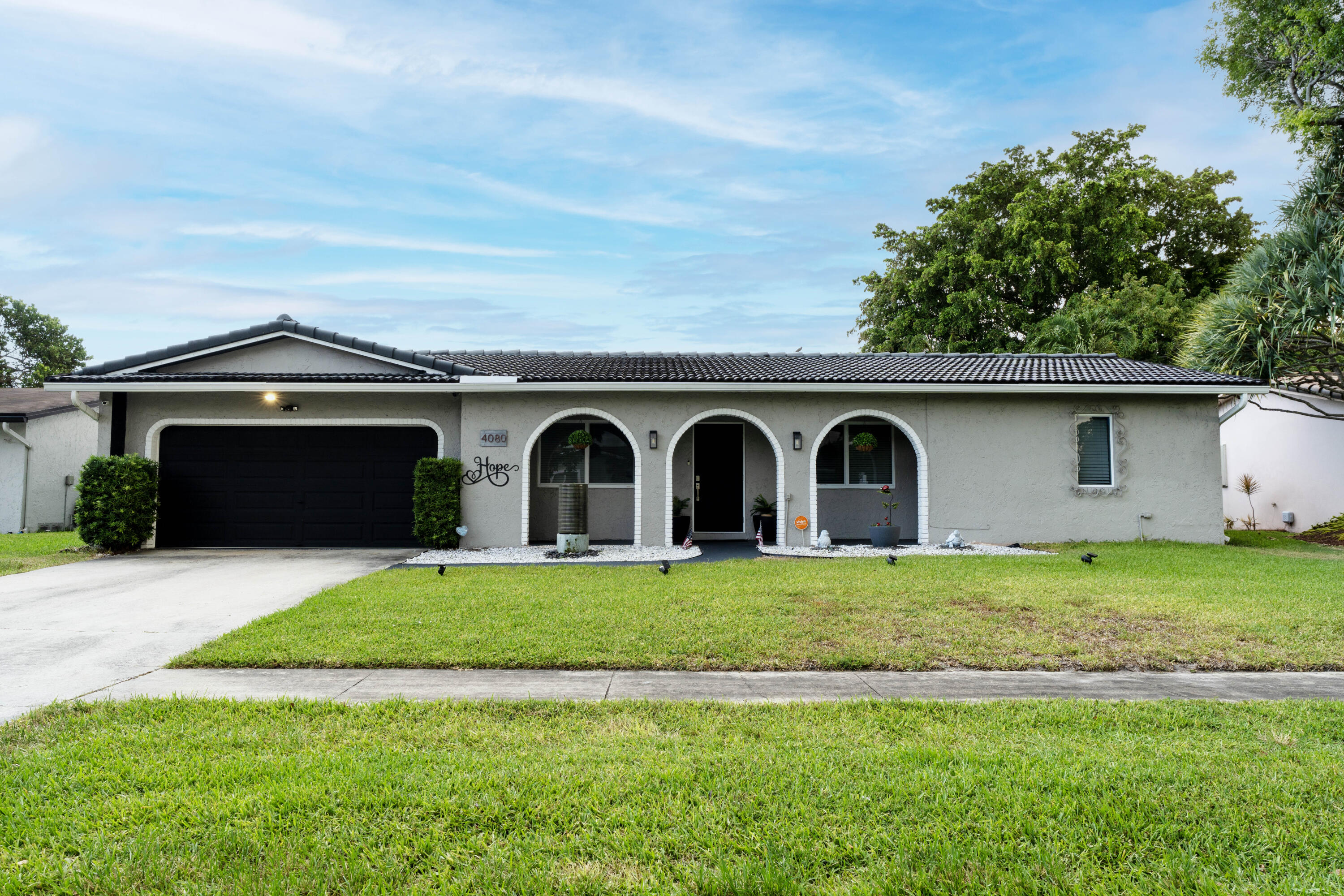 Foto de propiedad en 4080 Lake Drive, Coconut Creek, FL 33066 Coconut Creek con MLS# 