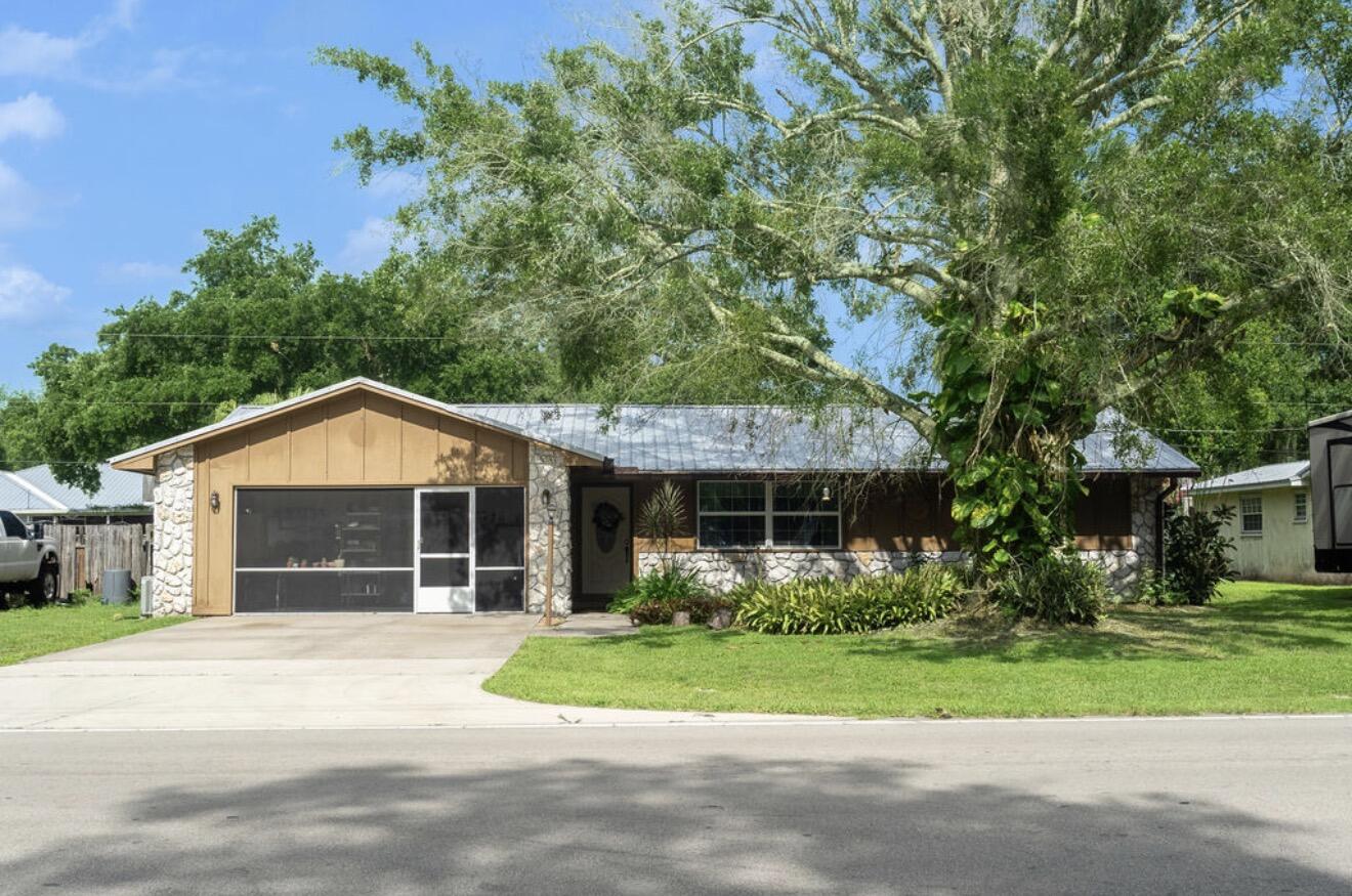 Foto de propiedad en 1864 SW 24th Avenue, Okeechobee, FL 34974 Okeechobee con MLS# 