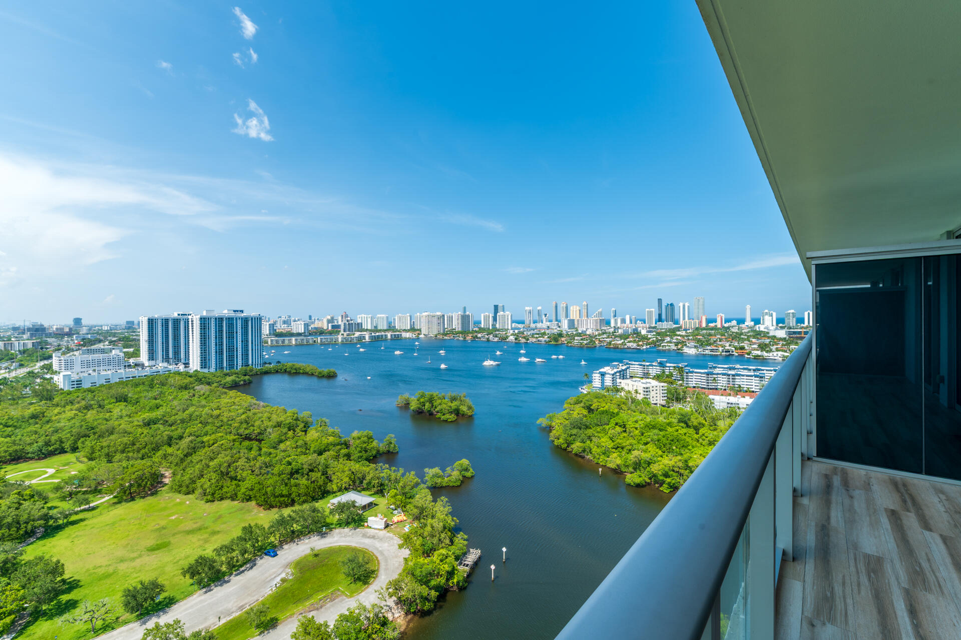Foto de propiedad en 16385 Biscayne Boulevard 2502, North Miami Beach, FL 33160 North Miami Beach con MLS# 