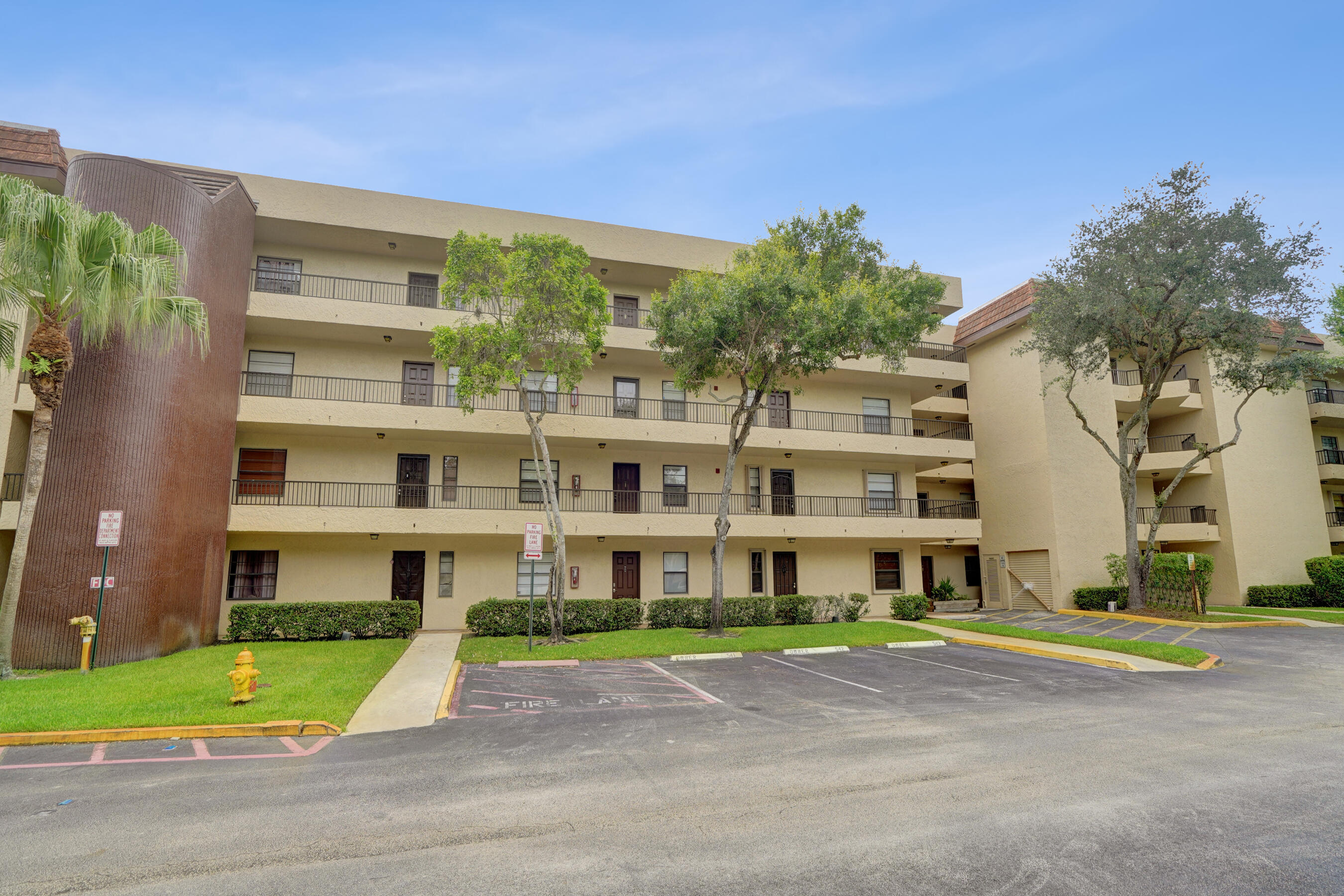 Foto de propiedad en 10451 W Broward Boulevard 205, Plantation, FL 33324 Plantation con MLS# 