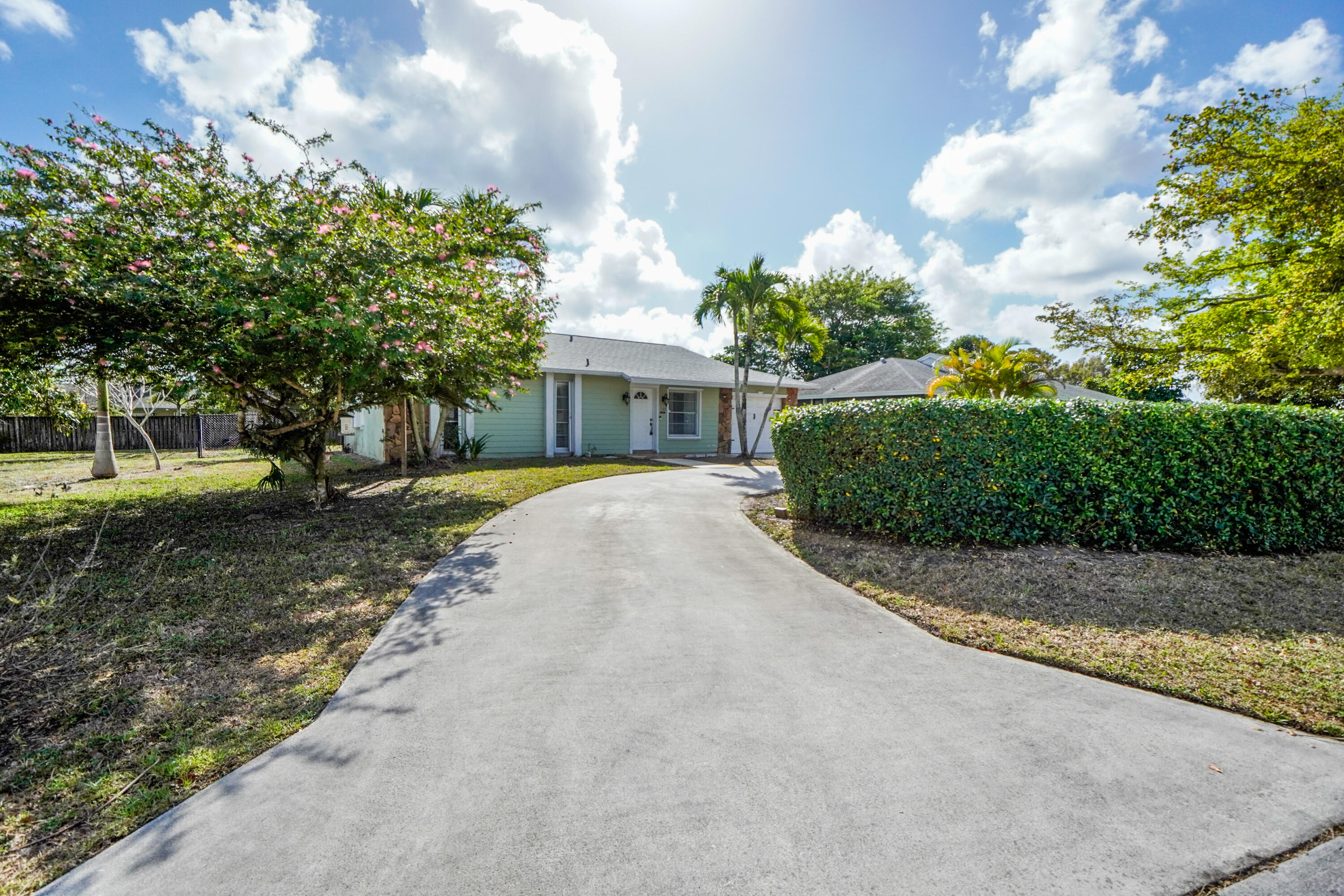 Foto de propiedad en 120 Swan Parkway W, Royal Palm Beach, FL 33411 Royal Palm Beach con MLS# 