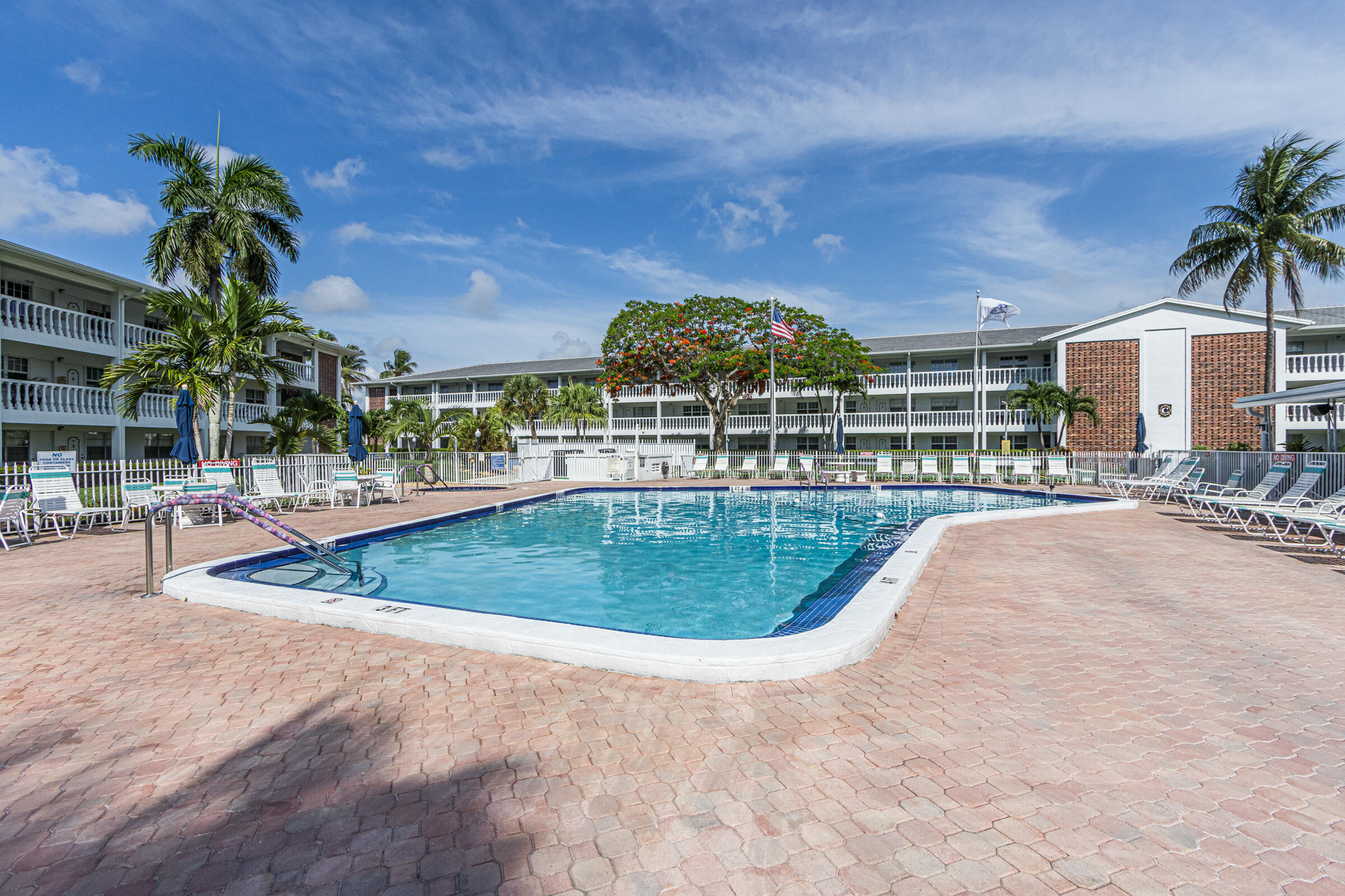 Foto de propiedad en 2455 NE 51st Street E207, Fort Lauderdale, FL 33308 Fort Lauderdale con MLS# 