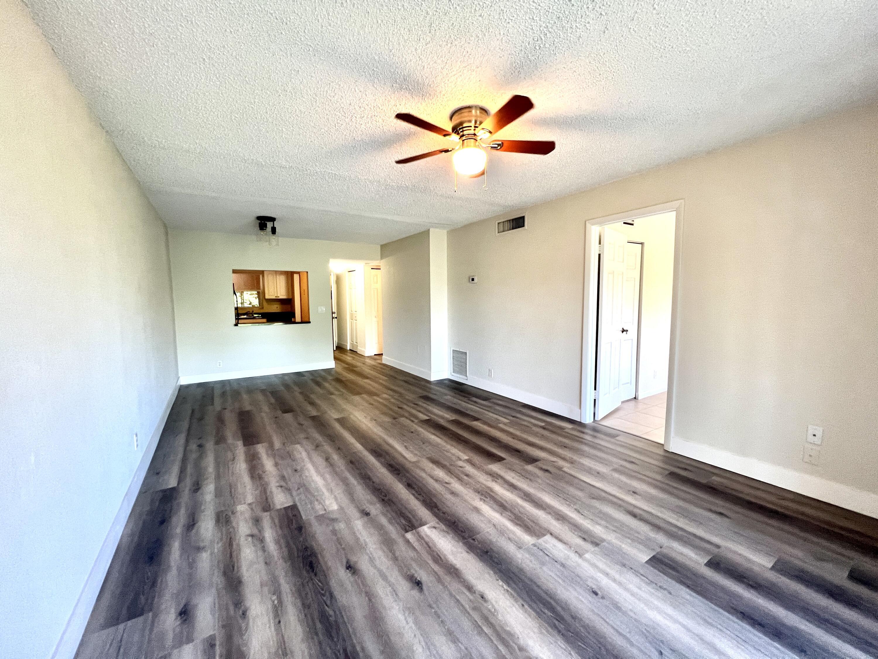 Foto de propiedad en 120 Sparrow Drive Apt 302, Royal Palm Beach, FL 33411 Royal Palm Beach con MLS# 
