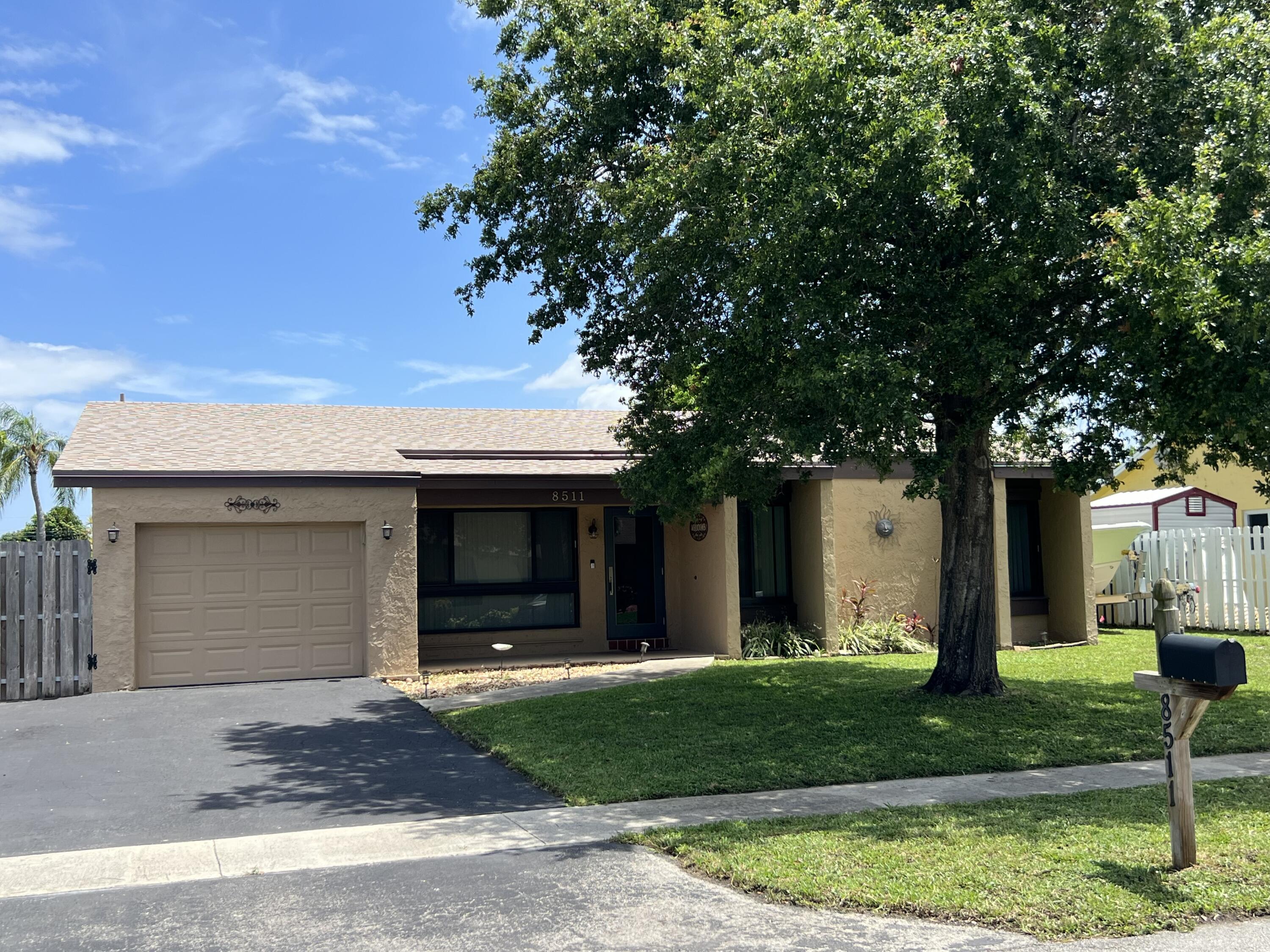 Foto de propiedad en 8511 NW 8th Street, Pembroke Pines, FL 33024 Pembroke Pines con MLS# 