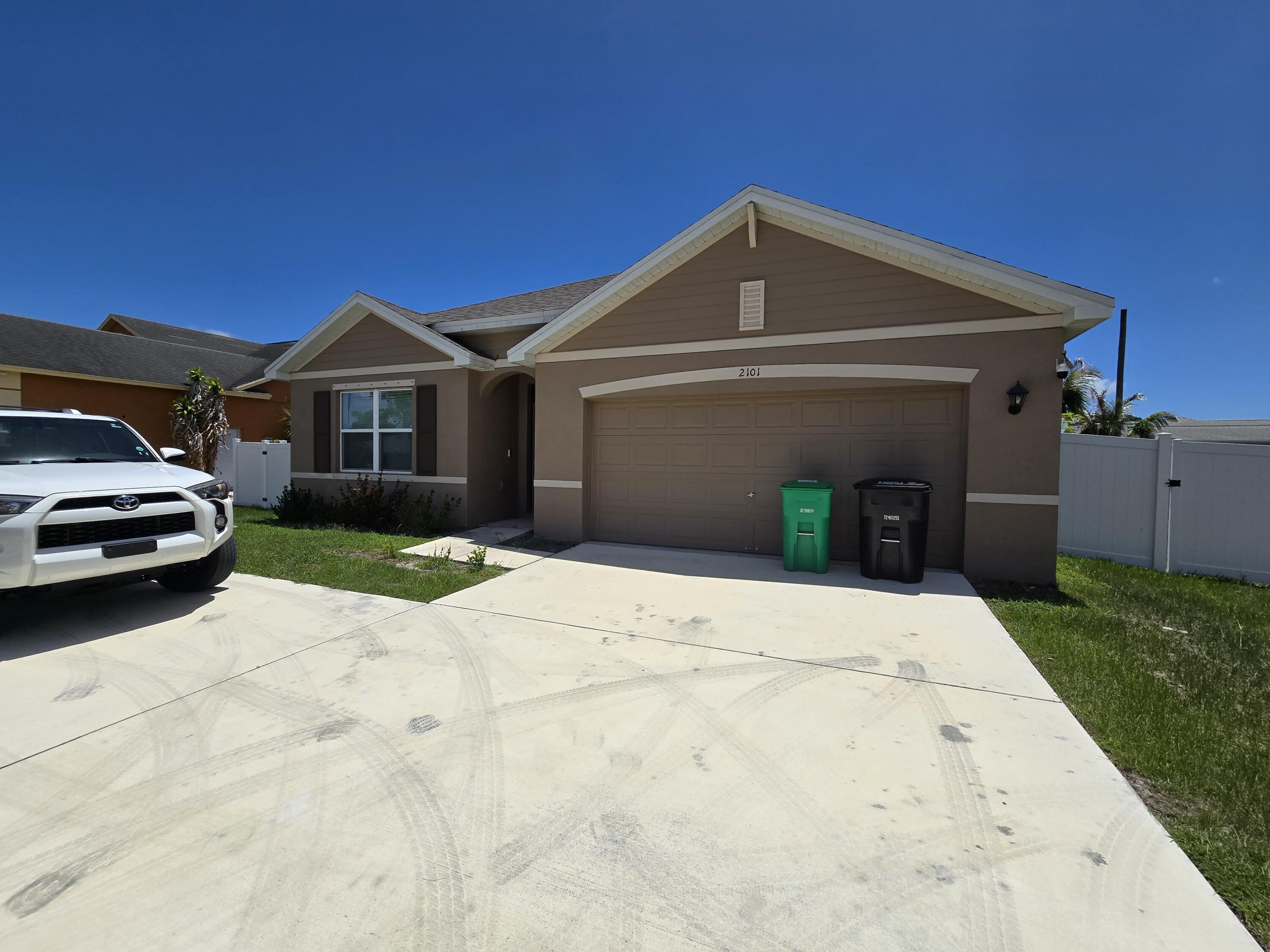 Foto de propiedad en 2101 SE Floresta Drive, Port St. Lucie, FL 34984 Port St. Lucie con MLS# 