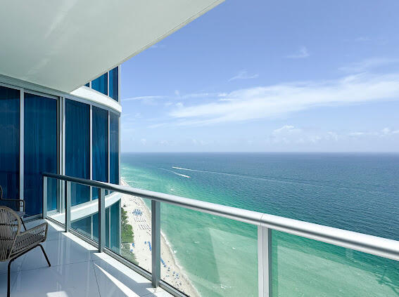 Foto de propiedad en 17001 Collins Avenue 4204, Sunny Isles Beach, FL 33160 Sunny Isles Beach con MLS# 