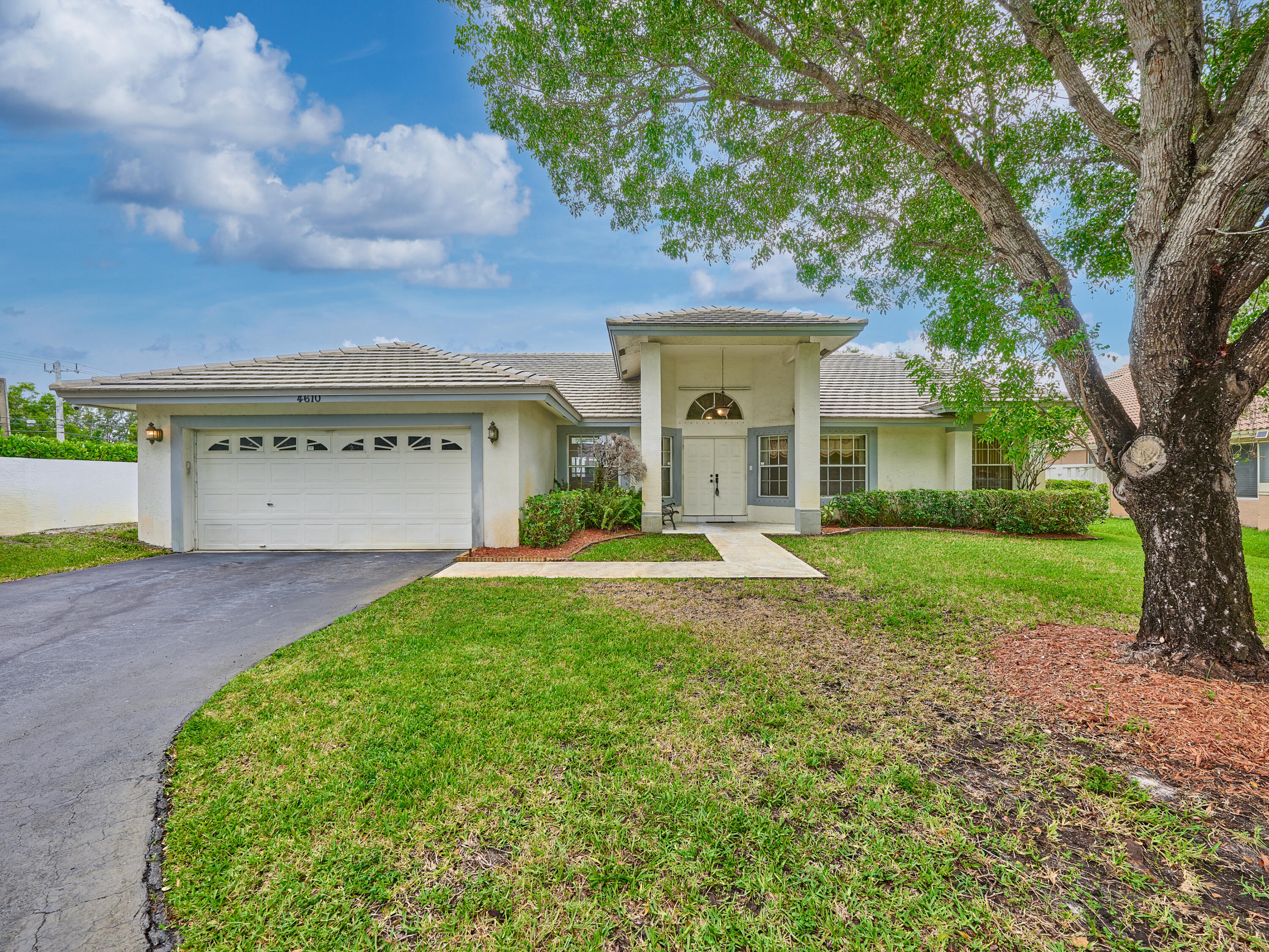 Foto de propiedad en 4610 NW 100th Way, Coral Springs, FL 33076 Coral Springs con MLS# 