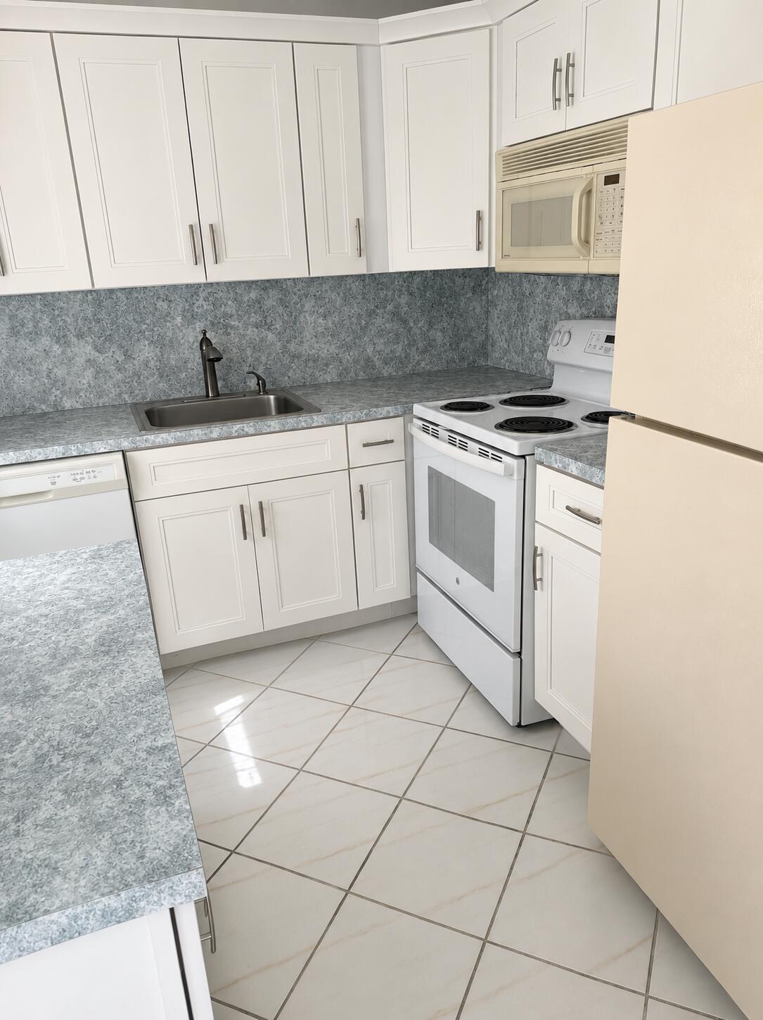 Foto de propiedad en 305 Fanshaw H, Boca Raton, FL 33434 Boca Raton con MLS# 