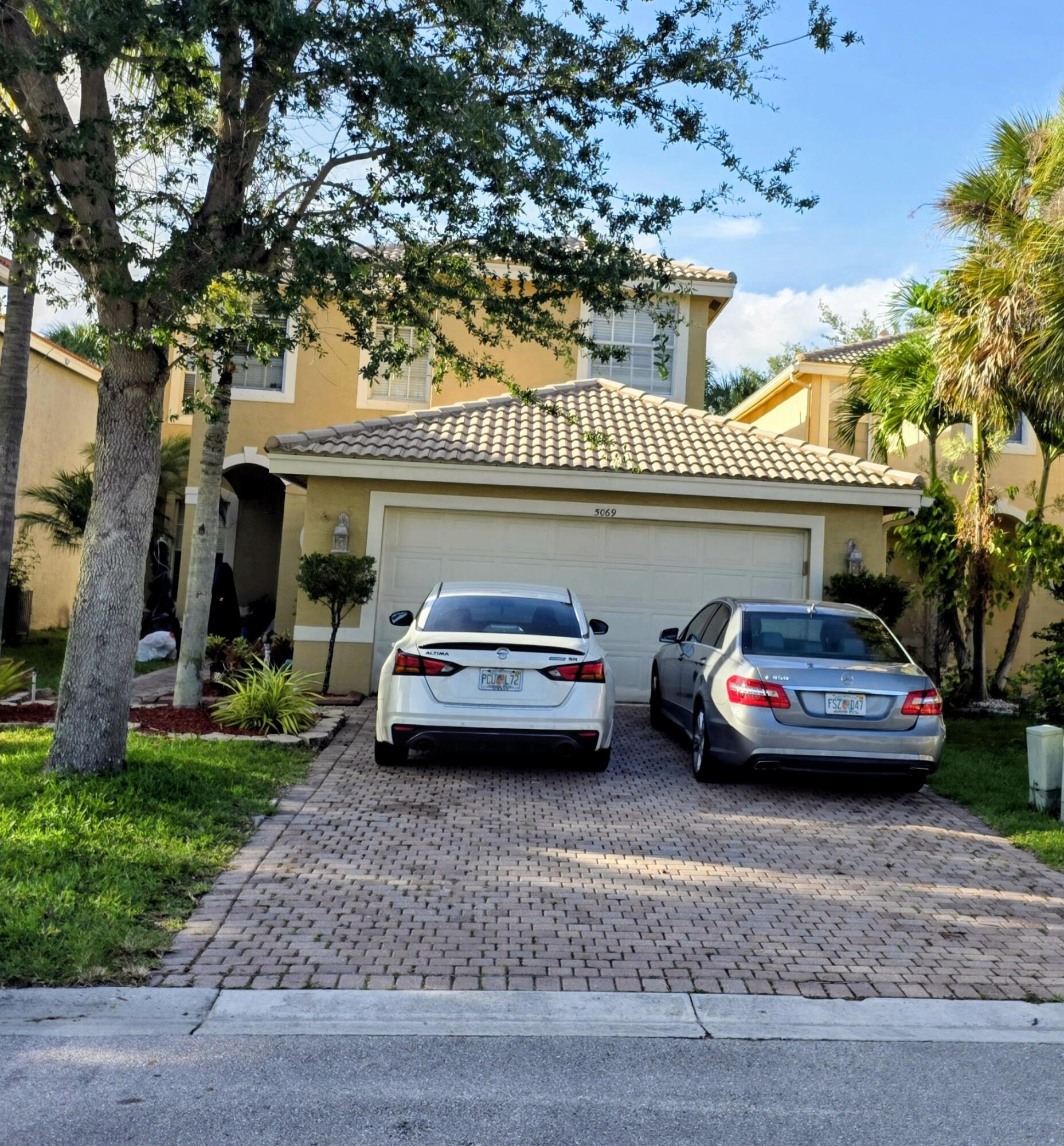 Foto de propiedad en 5069 Starblaze Drive, Greenacres, FL 33463 Greenacres con MLS# 