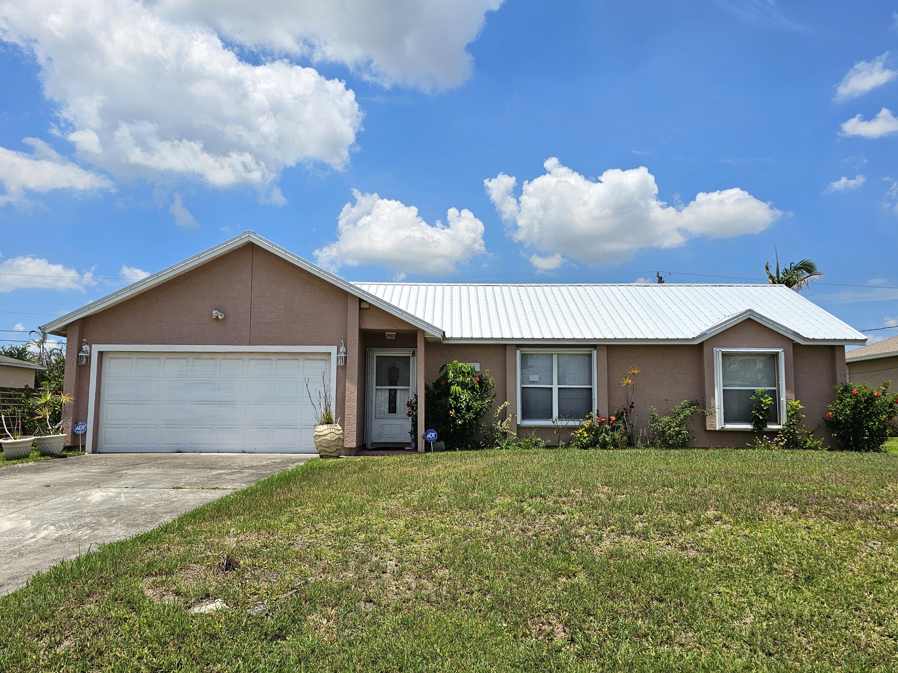 Foto de propiedad en 3338 SW Mundy Street, Port St. Lucie, FL 34953 Port St. Lucie con MLS# 