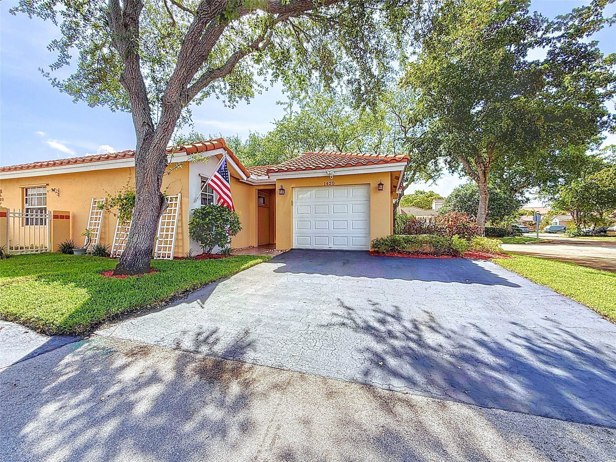 Foto de propiedad en 1420 Seagrape Circle, Weston, FL 33326 Weston con MLS# 