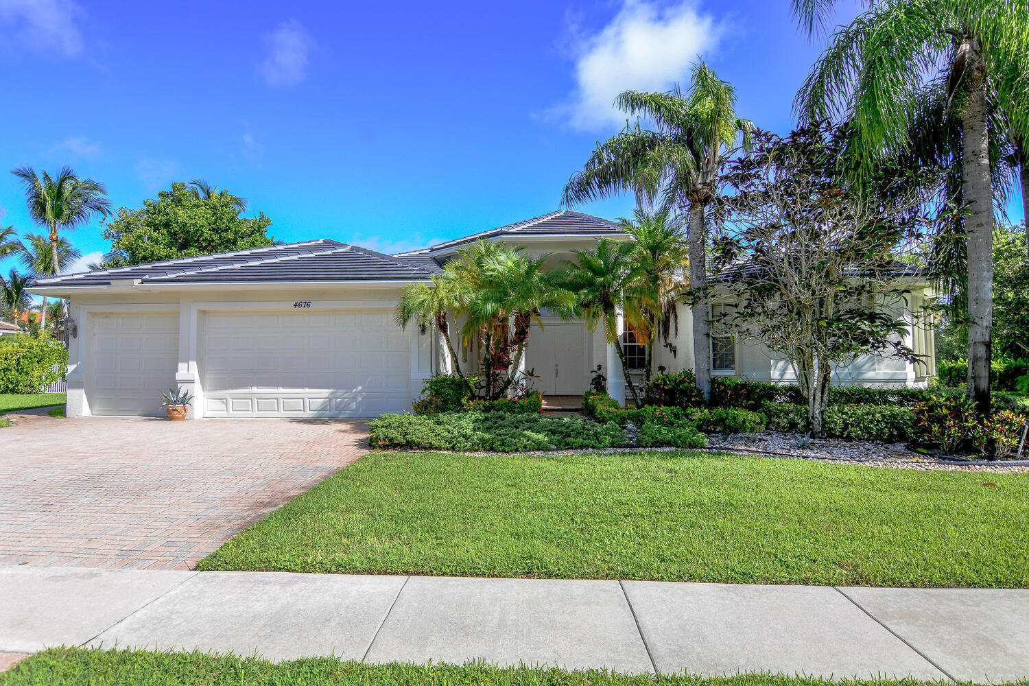 Foto de propiedad en 4676 Manderly Drive, Wellington, FL 33449 Wellington con MLS# 