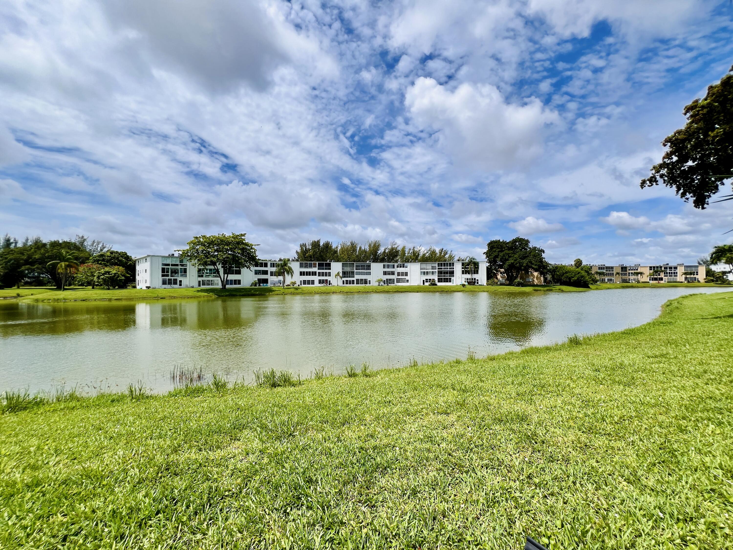 Foto de propiedad en 107 Wellington D, West Palm Beach, FL 33417 West Palm Beach con MLS# 