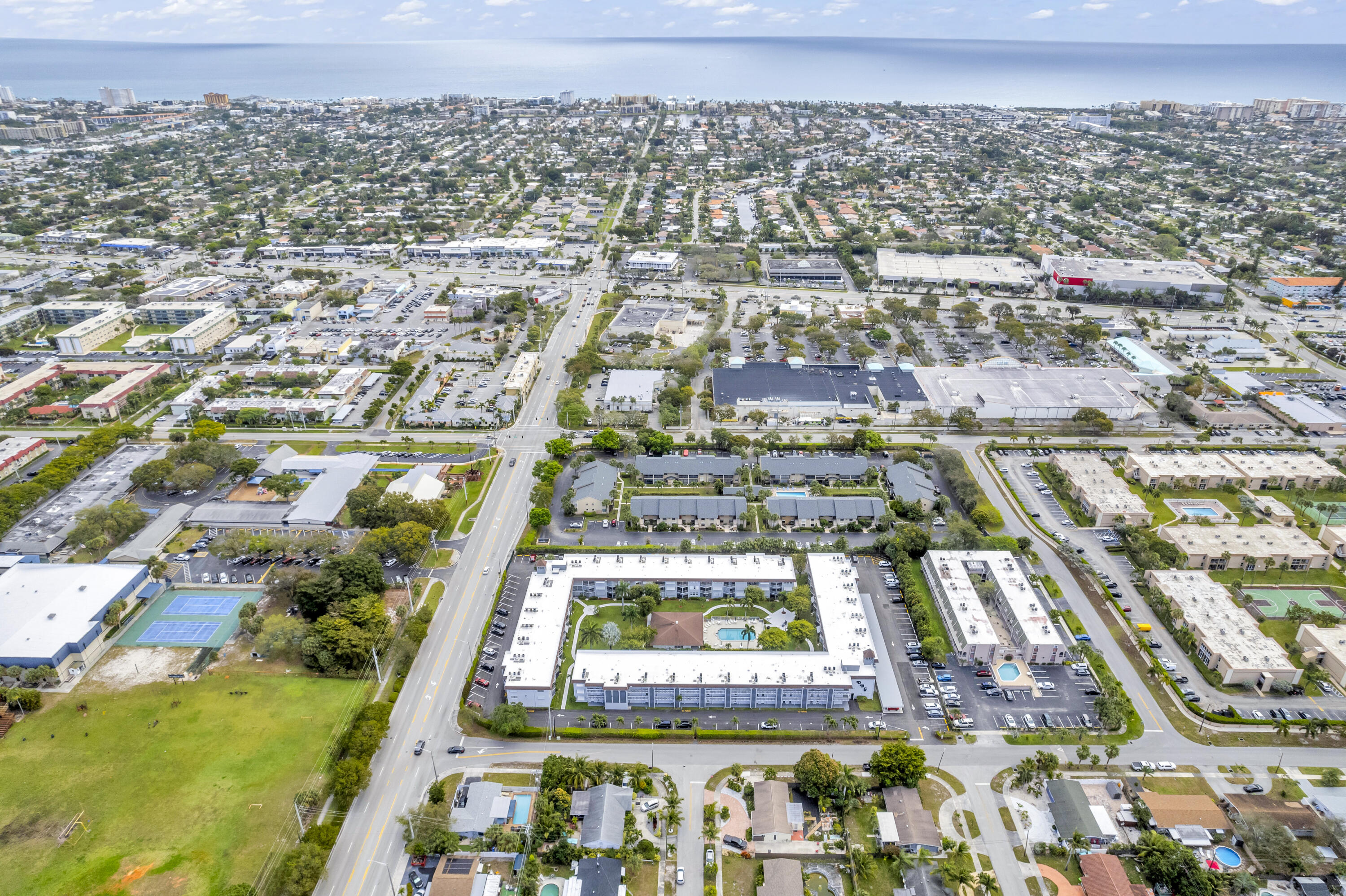 Foto de propiedad en 400 SE 10th Street 205, Deerfield Beach, FL 33441 Deerfield Beach con MLS# 