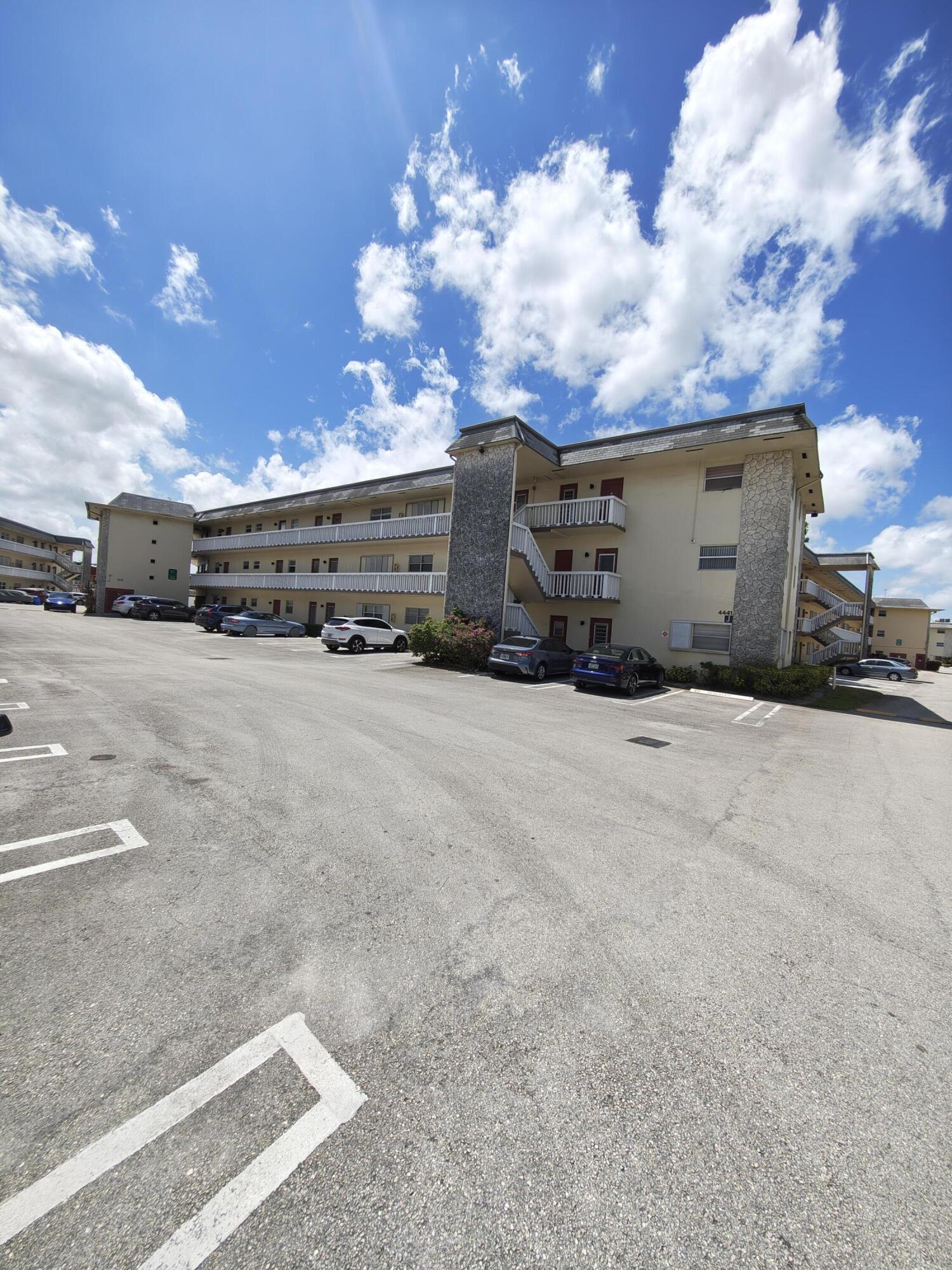 Foto de propiedad en 4441 NW 16th Street, Lauderhill, FL 33313 Lauderhill con MLS# 