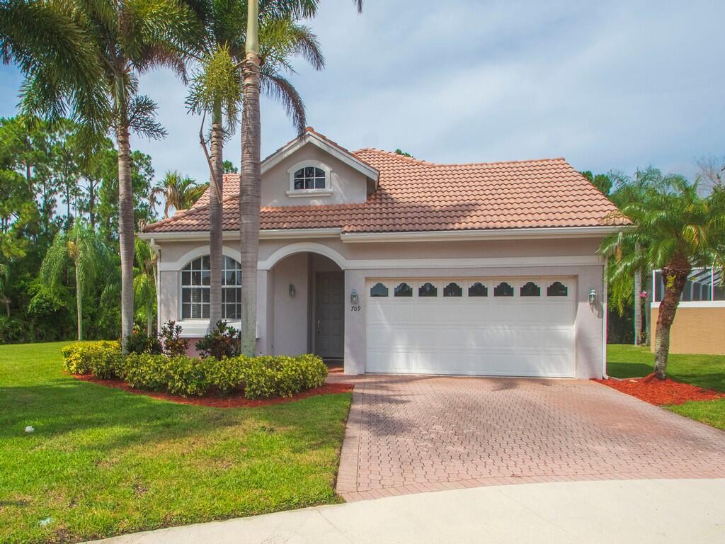 Foto de propiedad en 709 SW Andros Cove, Port St. Lucie, FL 34986 Port St. Lucie con MLS# 