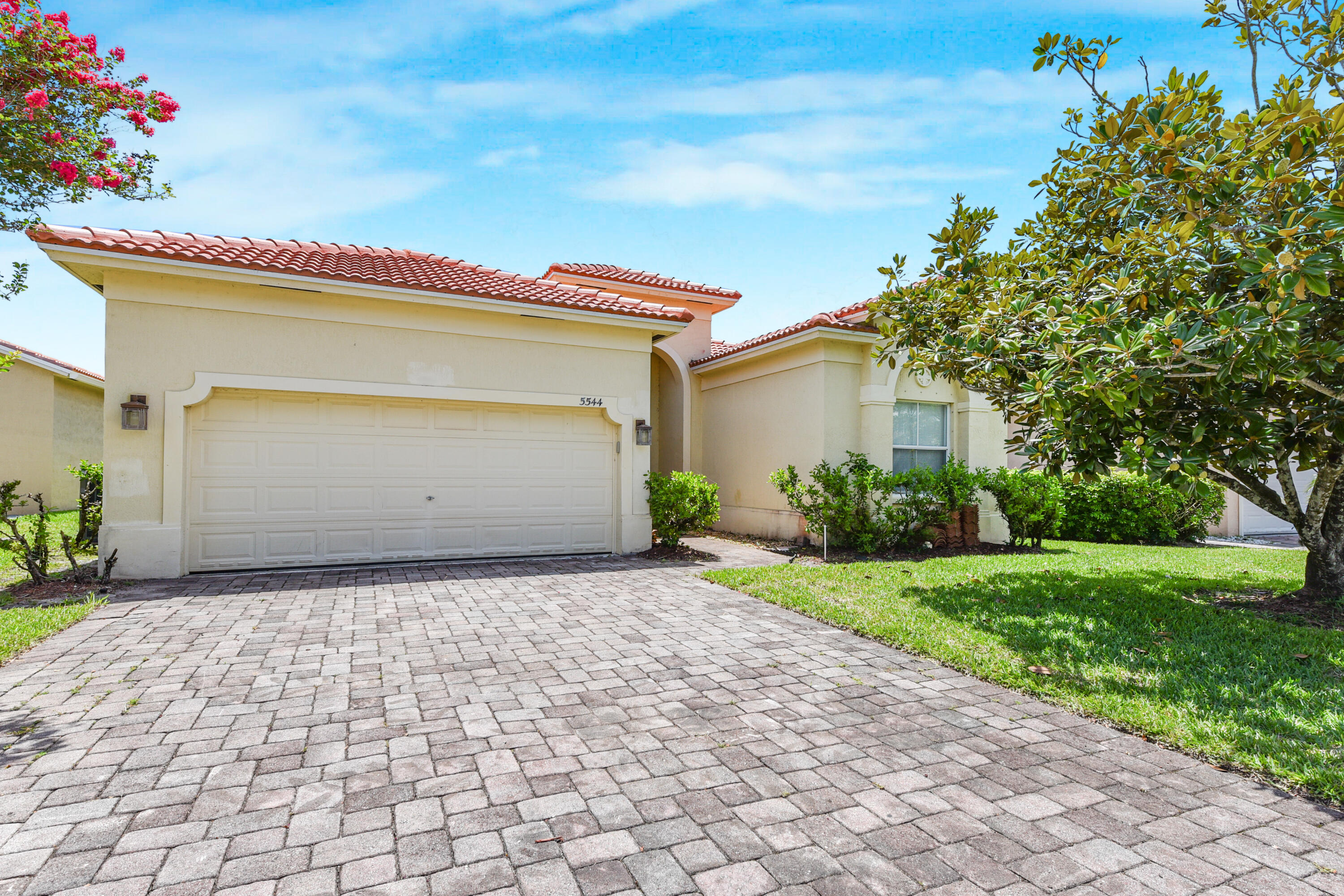 Foto de propiedad en 5544 Spanish River Road, Fort Pierce, FL 34951 Fort Pierce con MLS# 