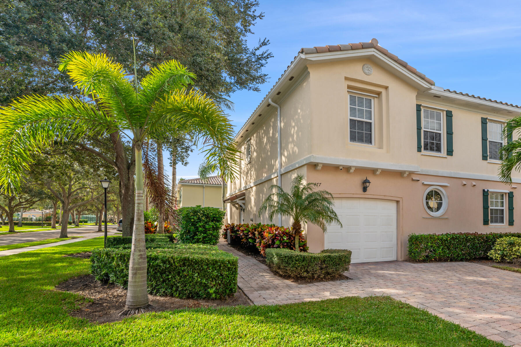 Foto de propiedad en 477 Capistrano Drive, Palm Beach Gardens, FL 33410 Palm Beach Gardens con MLS# 