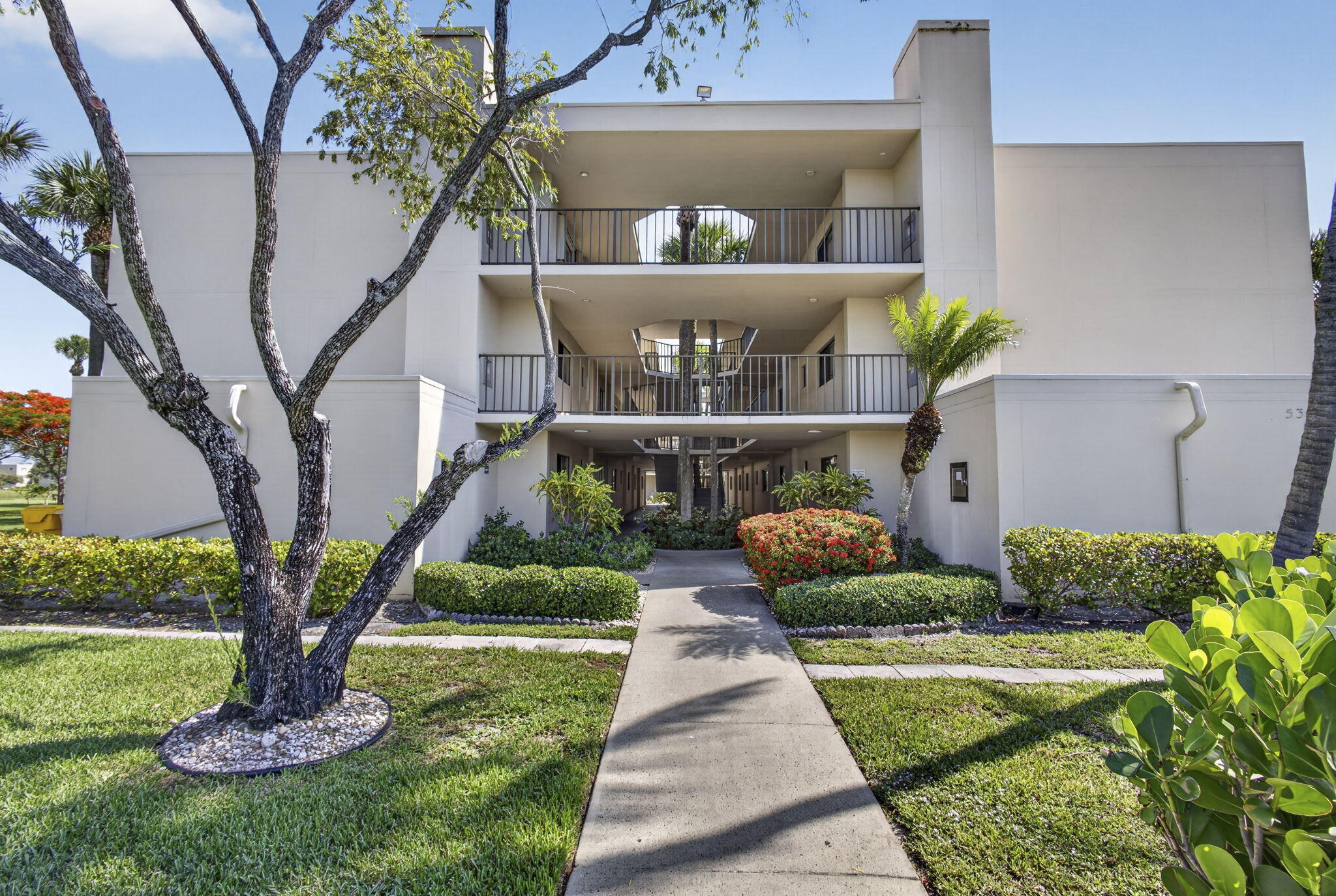 Foto de propiedad en 5340 Las Verdes Circle 307, Delray Beach, FL 33484 Delray Beach con MLS# 