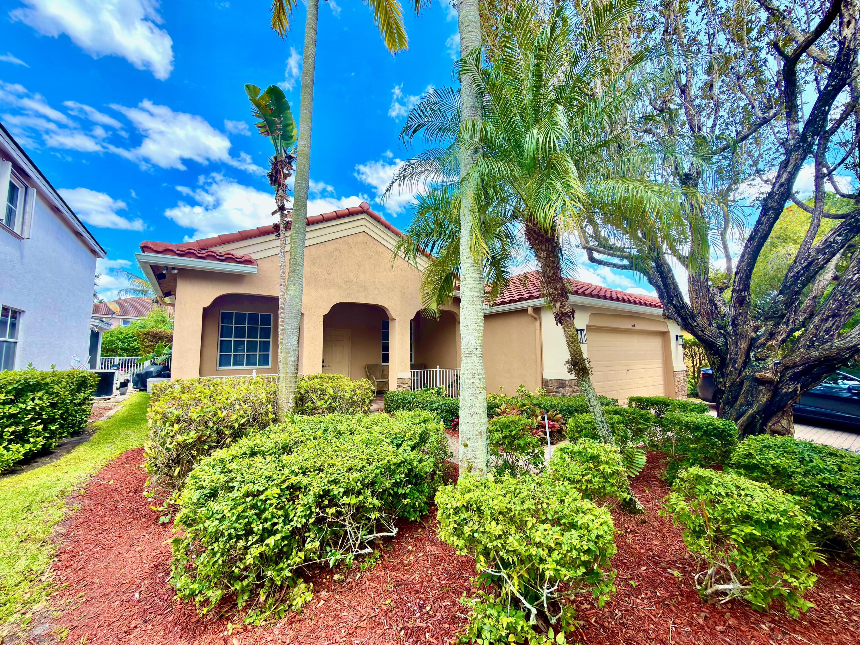Foto de propiedad en 1618 Royal Grove Way, Weston, FL 33327 Weston con MLS# 