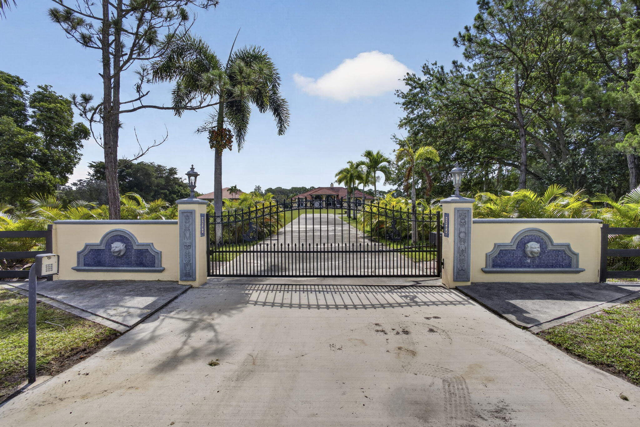 Foto de propiedad en 2564 Deer Run Trail, Loxahatchee, FL 33470 Loxahatchee con MLS# 