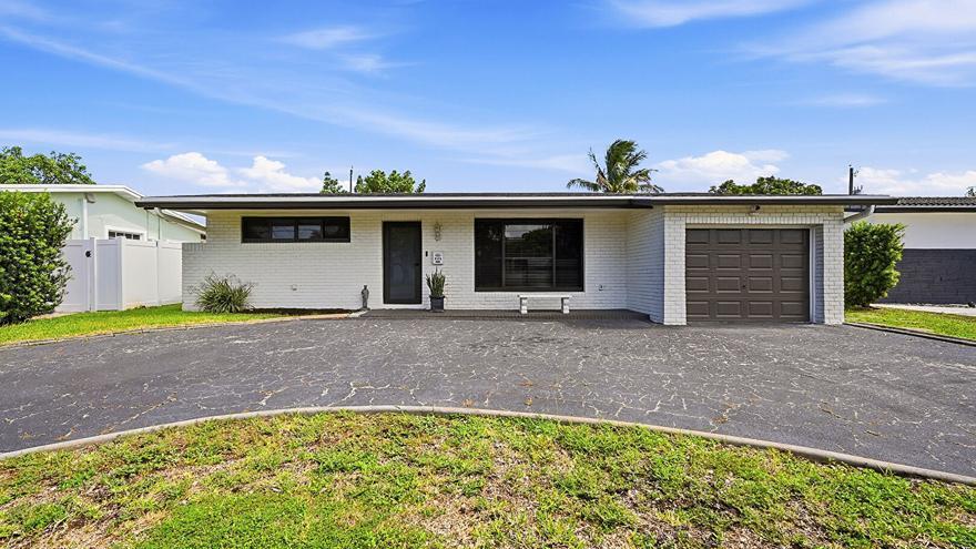 Foto de propiedad en 8370 NW 26th Place, Sunrise, FL 33322 Sunrise con MLS# 