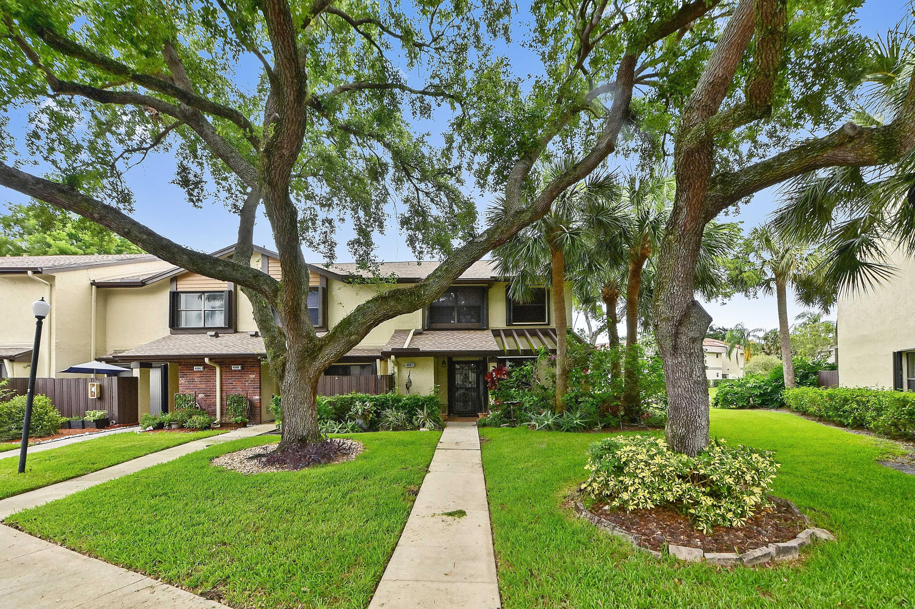 Foto de propiedad en 4587 Carambola Circle S 27218, Coconut Creek, FL 33066 Coconut Creek con MLS# 
