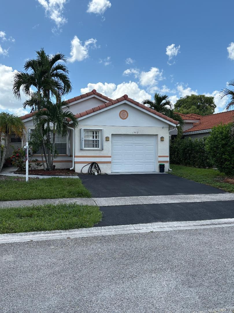 Foto de propiedad en 13412 NW 5th Place, Plantation, FL 33325 Plantation con MLS# 