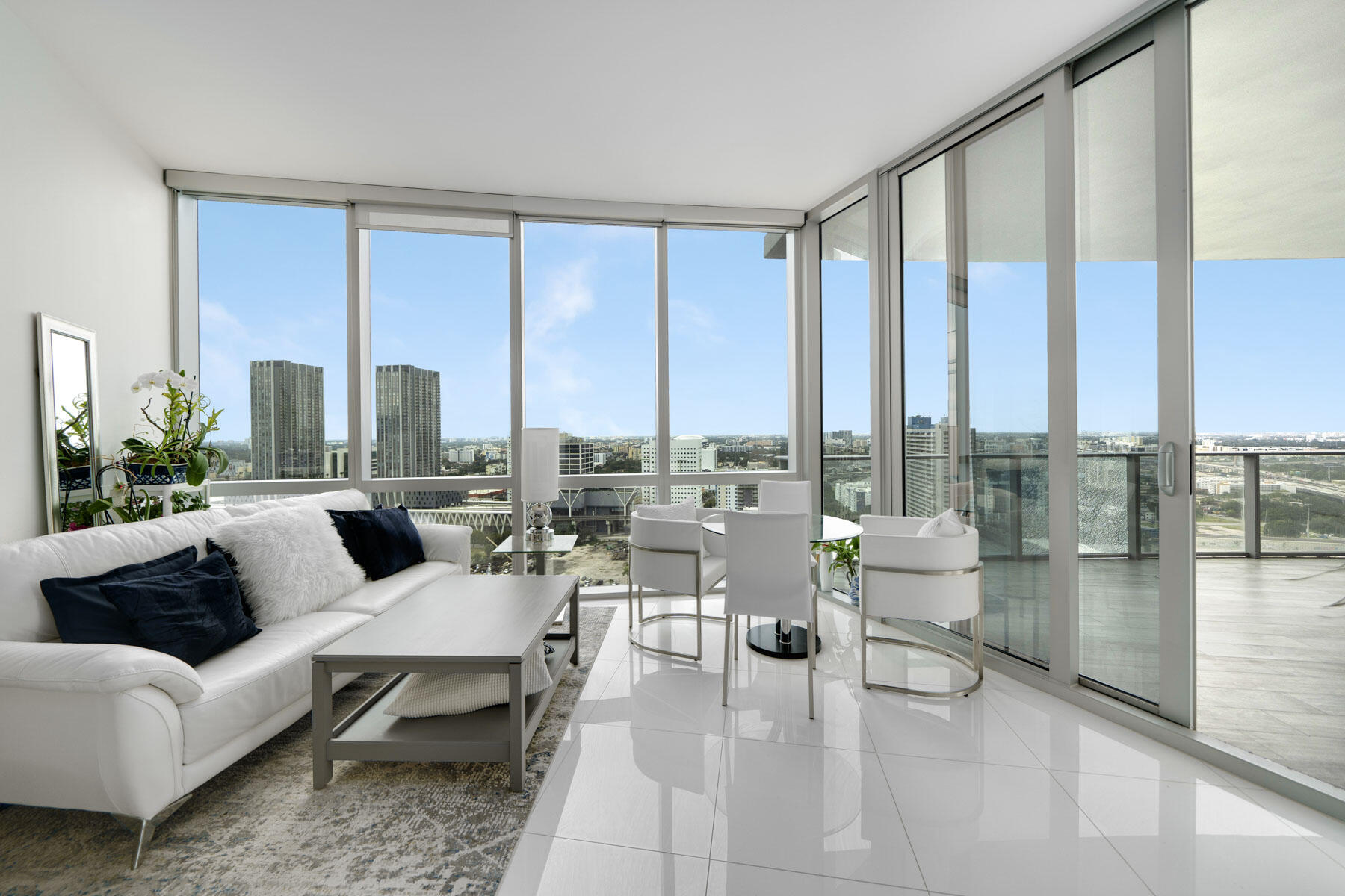 Foto de propiedad en 851 NE 1st Avenue 2410, Miami, FL 33132 Miami con MLS# 