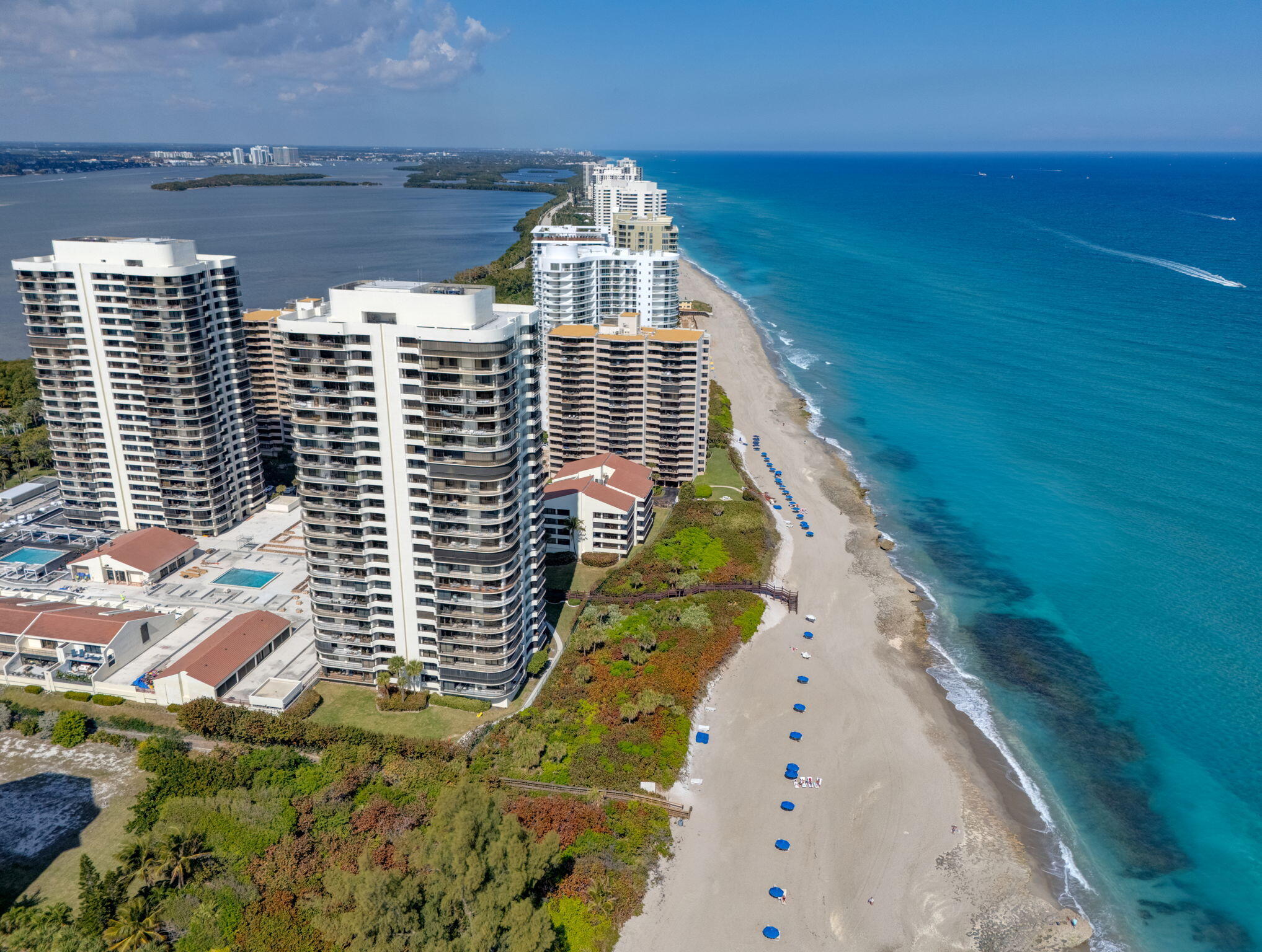 Foto de propiedad en 4000 N Ocean Drive 403, Singer Island, FL 33404 Singer Island con MLS# 