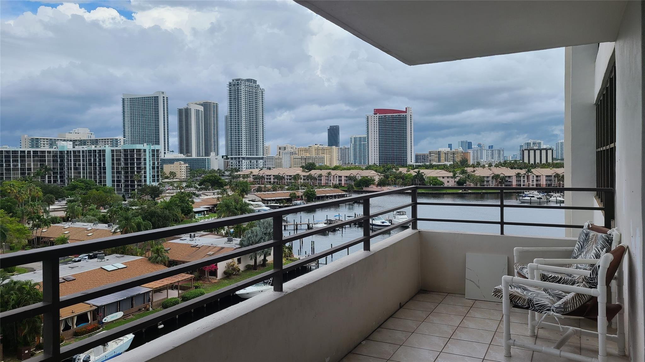 Foto de propiedad en 2500 Parkview Drive 802, Hallandale Beach, FL 33009 Hallandale Beach con MLS# 