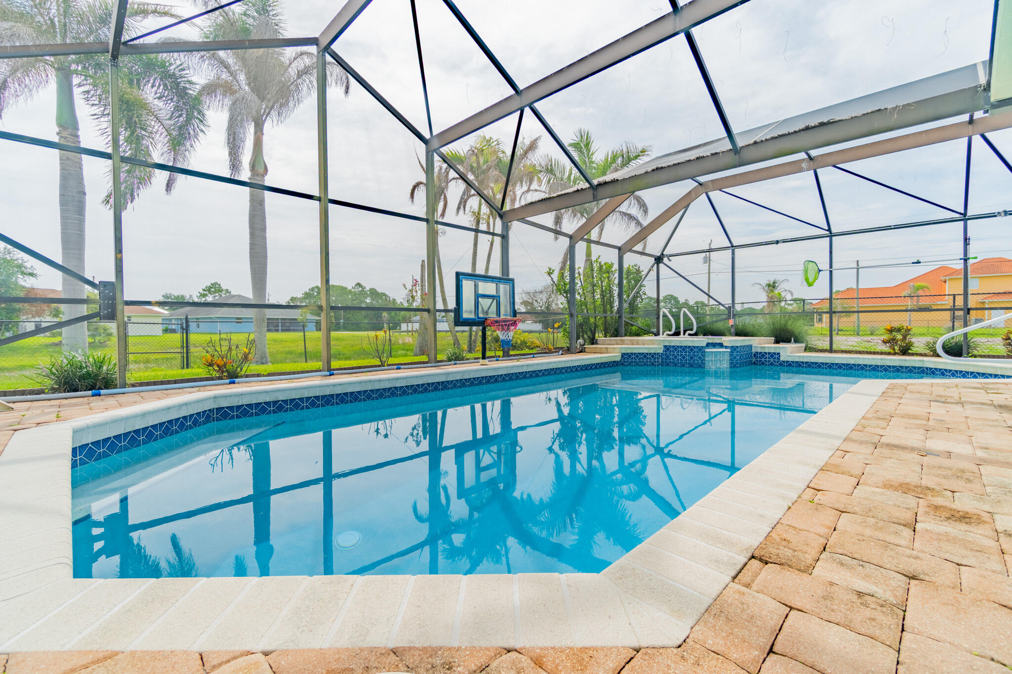 Foto de propiedad en 5593 NW Wesley Road, Port St. Lucie, FL 34986 Port St. Lucie con MLS# 