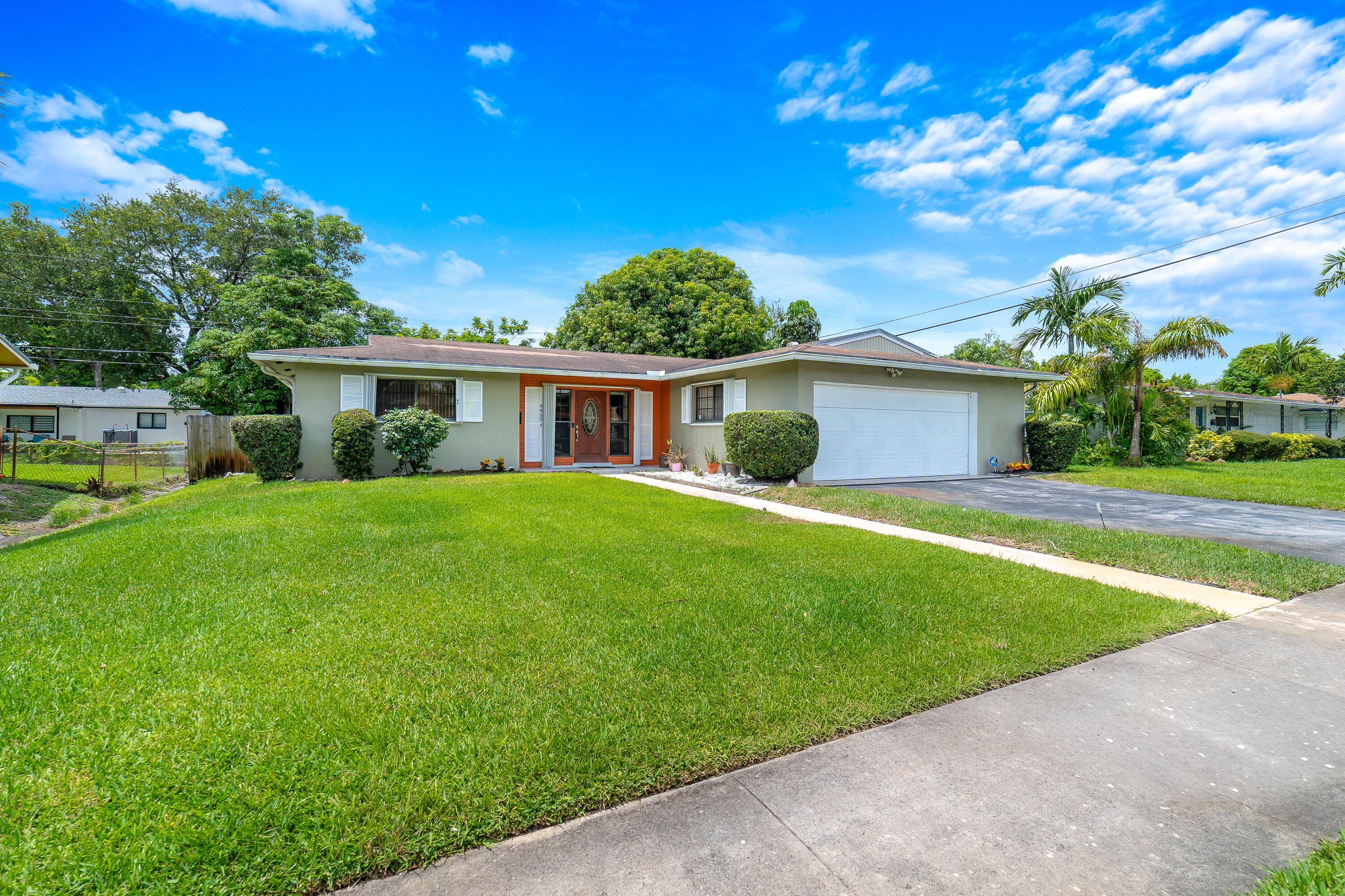Foto de propiedad en 4460 NW 3rd Place, Plantation, FL 33317 Plantation con MLS# 