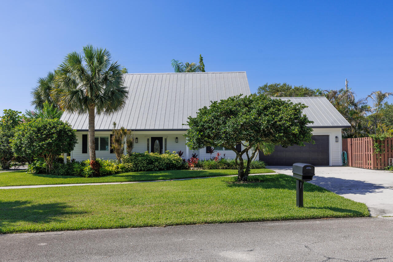 Foto de propiedad en 9200 SE Olympus Street, Hobe Sound, FL 33455 Hobe Sound con MLS# 