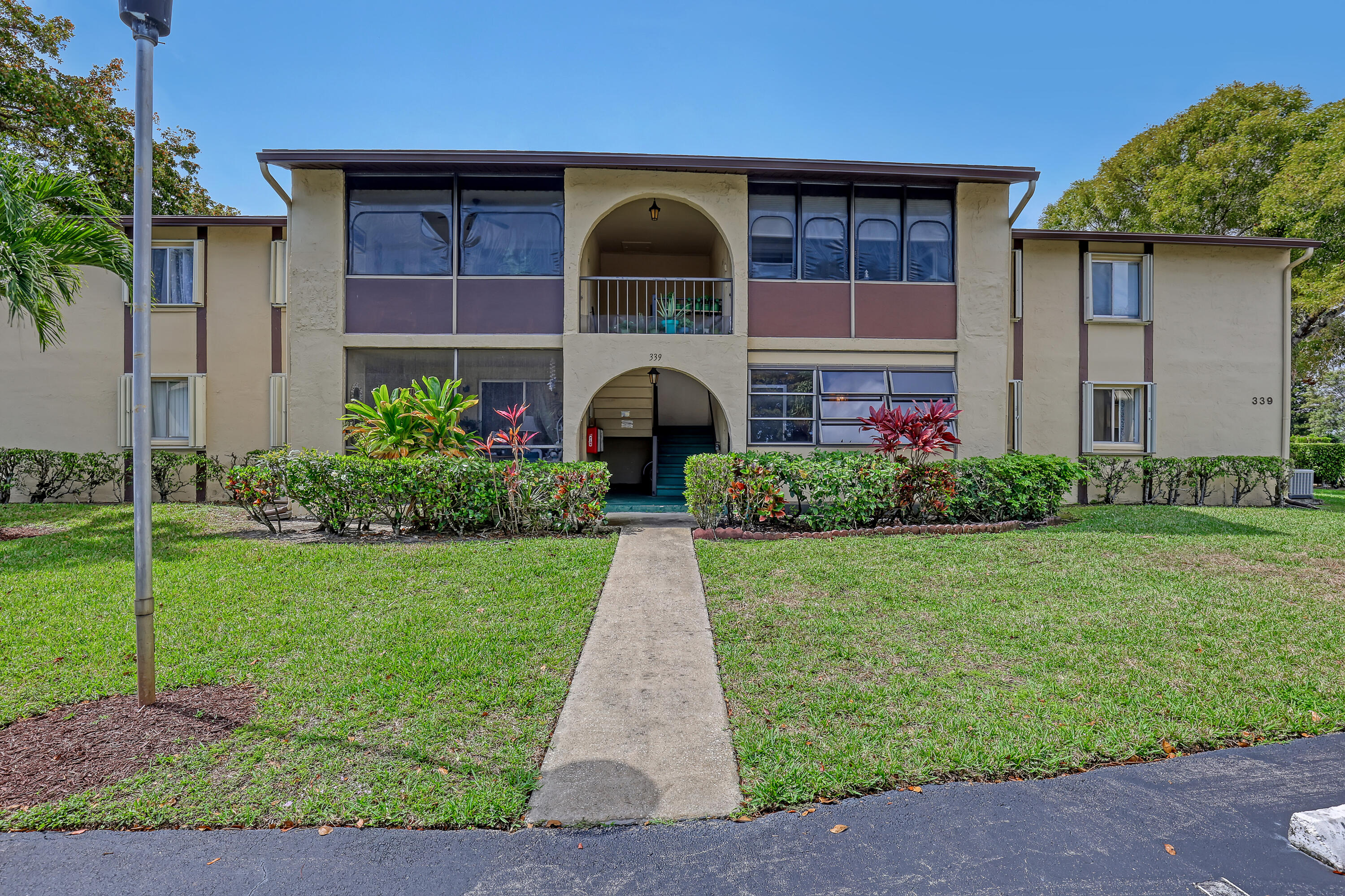 Foto de propiedad en 339 Pine Ridge Circle D-1, Greenacres, FL 33463 Greenacres con MLS# 