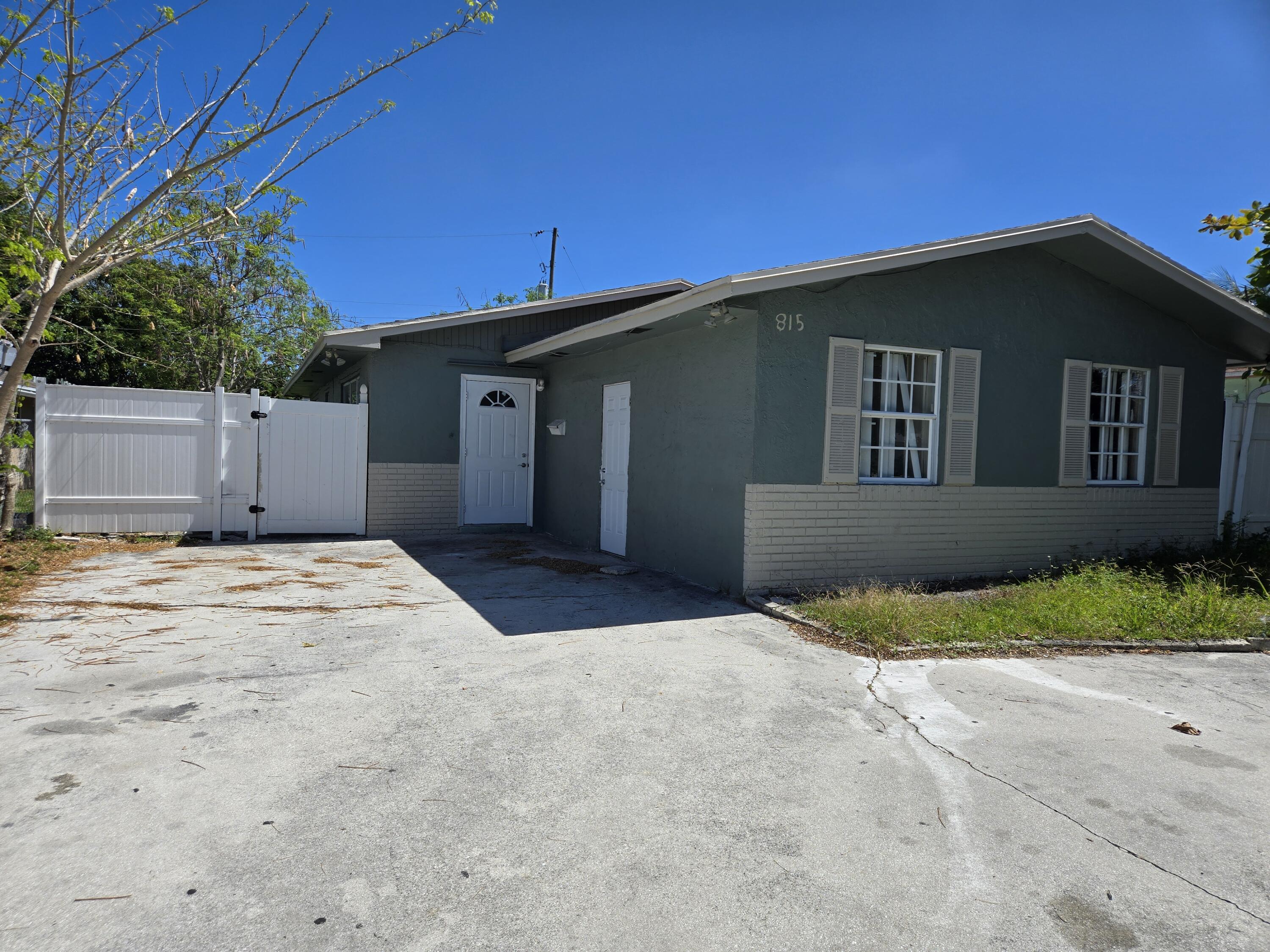 Foto de propiedad en 815 Silver Beach Road B, Lake Park, FL 33403 Lake Park con MLS# 