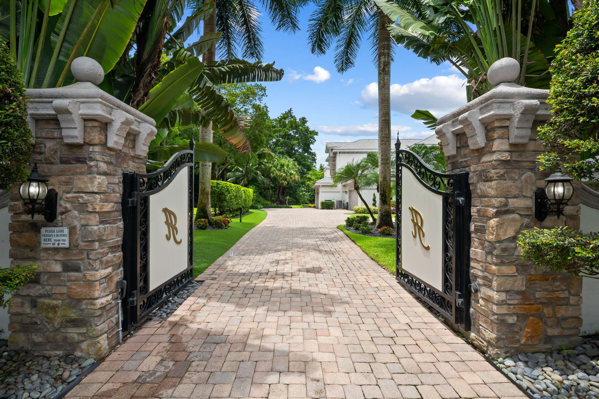 Foto de propiedad en 8950 NW 70th Court, Parkland, FL 33067 Parkland con MLS# 